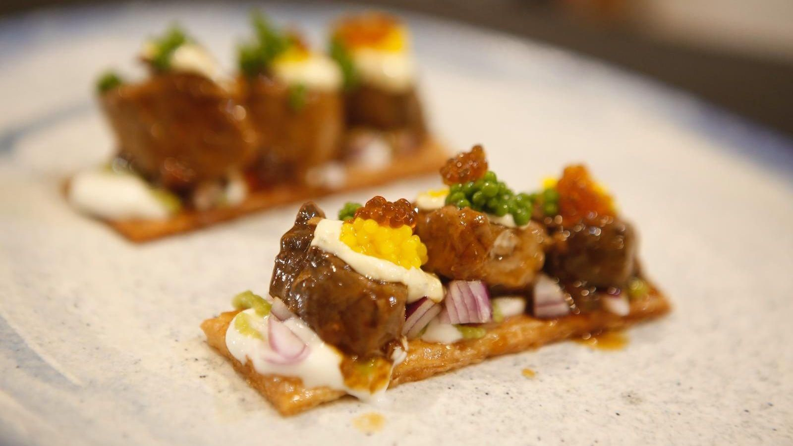 La tapa de atún de 'La Estraza' sobre una lámina de hojaldre.