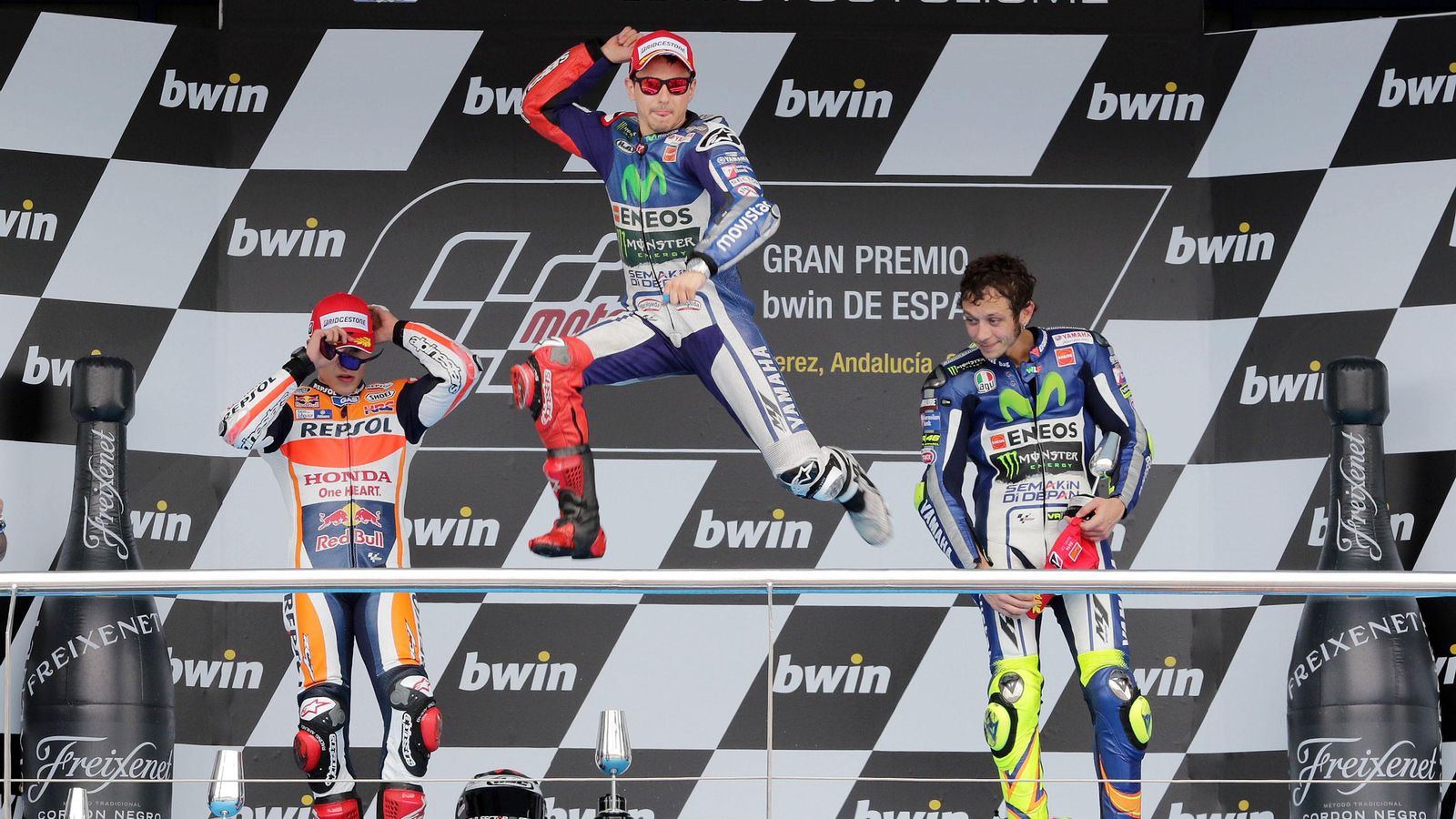 Jorge Lorenzo celebra su victoria en 2015 por delante de Márquez y Rossi.