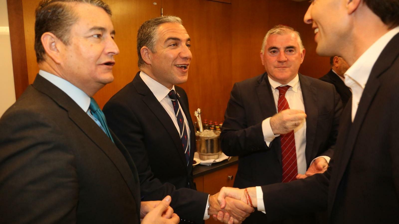 Elías Bendodo saluda a Pablo Montesinos en presencia de Antonio Sanz y Manuel Marmolejo.