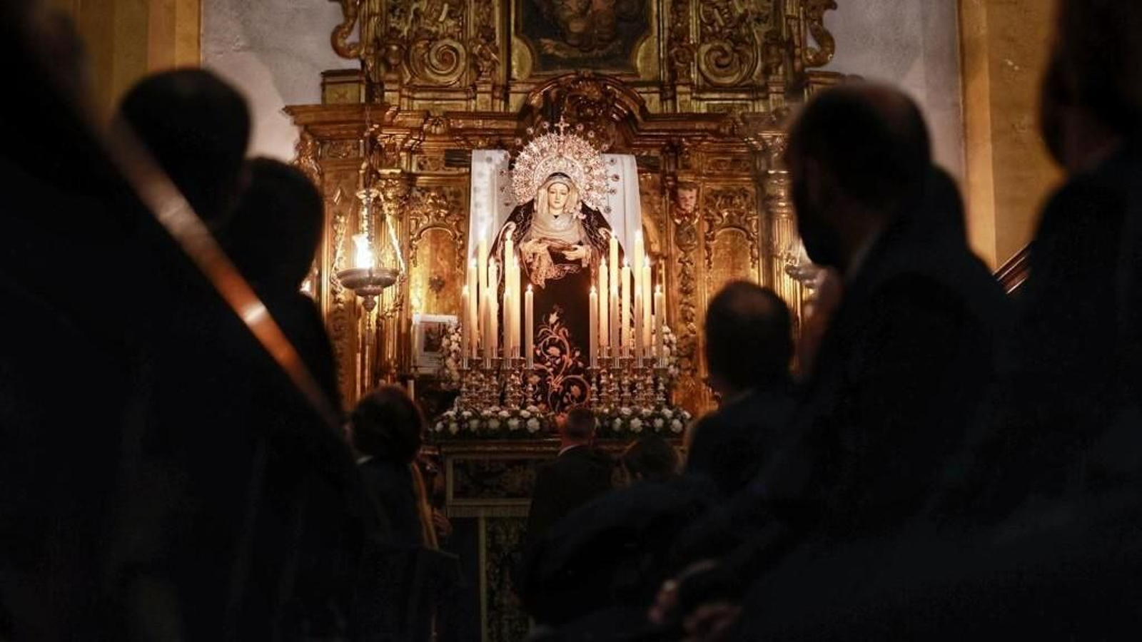 El vía crucis de la Soledad en San Fernando, en imágenes