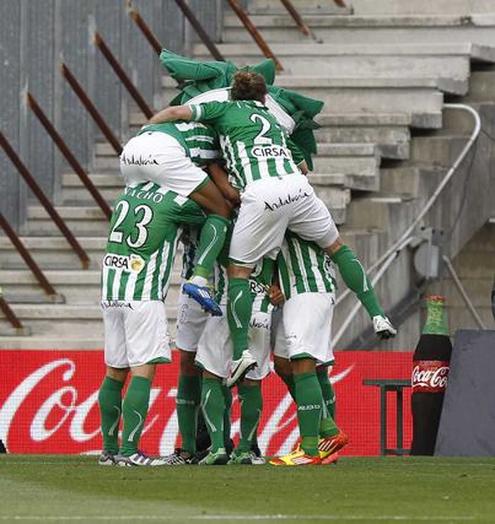 El Betis pierde una oportunidad para distanciarse del descenso y hundir al Racing de Santander (1-1). / Antonio Pizarro
