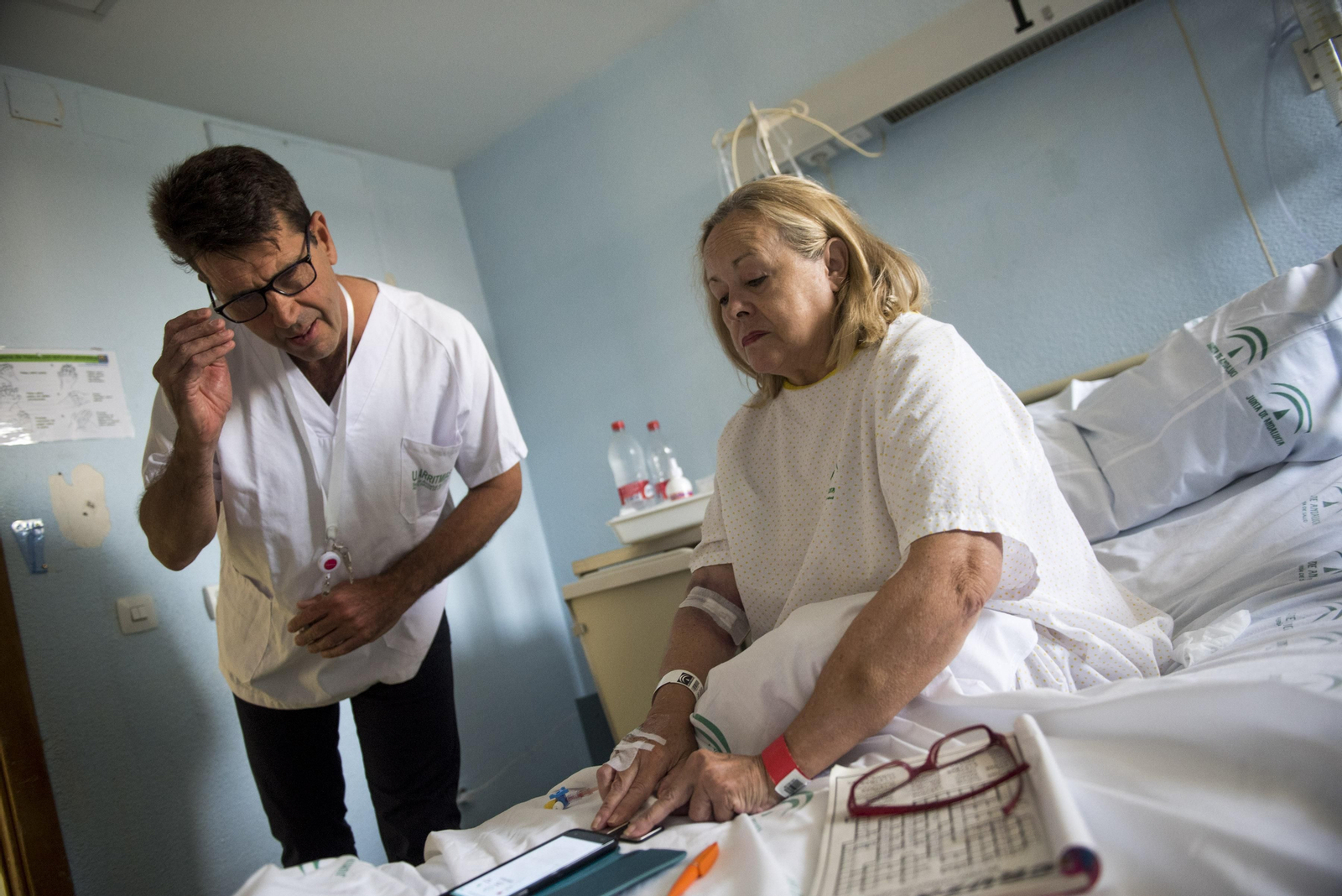 El doctor Miguel Álvarez revisa ‘in situ’ como Mari Carmen Gallo, una paciente, usa la aplicación Kardia Mobile