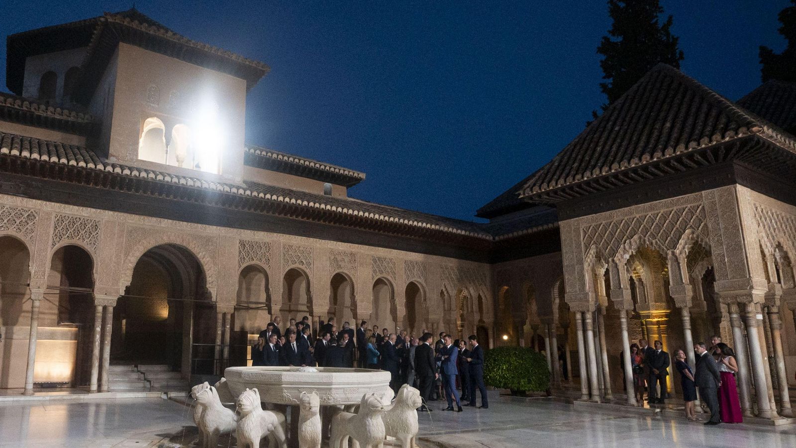 Los mandatarios europeos visitan al Patio de los Leones de la Alhambra , dentro de la III Cumbre de la Comunidad Política Europea, este jueves en Granada. Los mandatarios europeos visitan al Patio de los Leones de la Alhambra , dentro de la III Cumbre de la Comunidad Política Europea, este jueves en Granada.