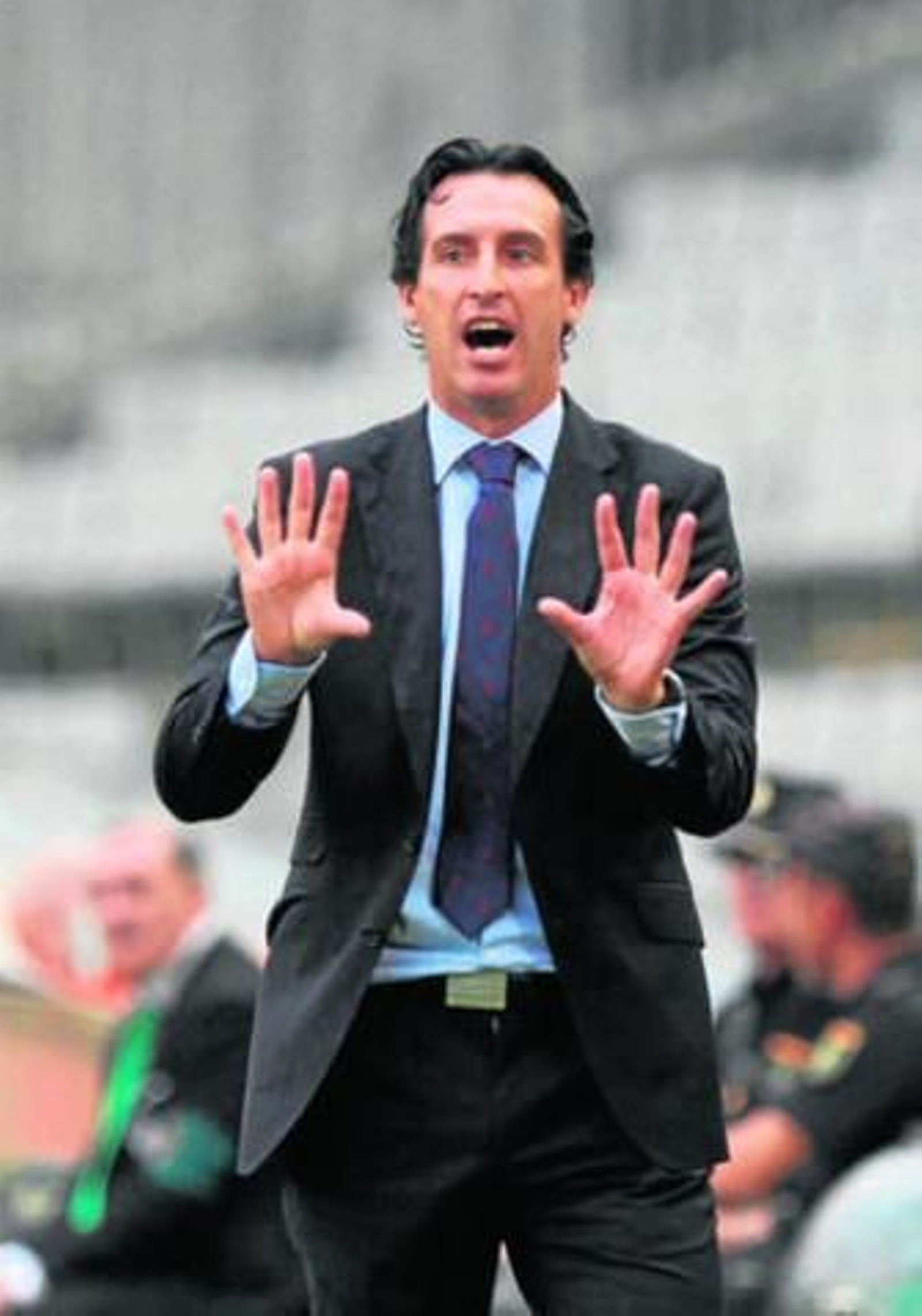 Unai Emery realiza un gesto característico de él con sus manos.