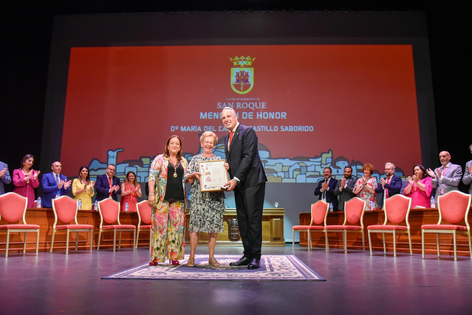 Mari Carmen Castillo recogiendo la Mención de Honor en el Pleno Institucional de 2022.