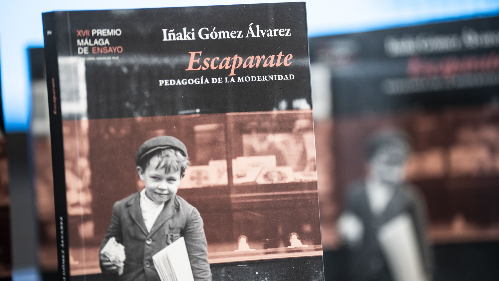 Detalle de la cubierta del volumen, publicado por Páginas de Espuma.