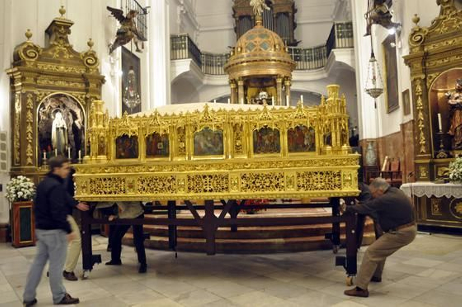 Presentación del trabajo de renovación de la Hermandad de Santa Cruz