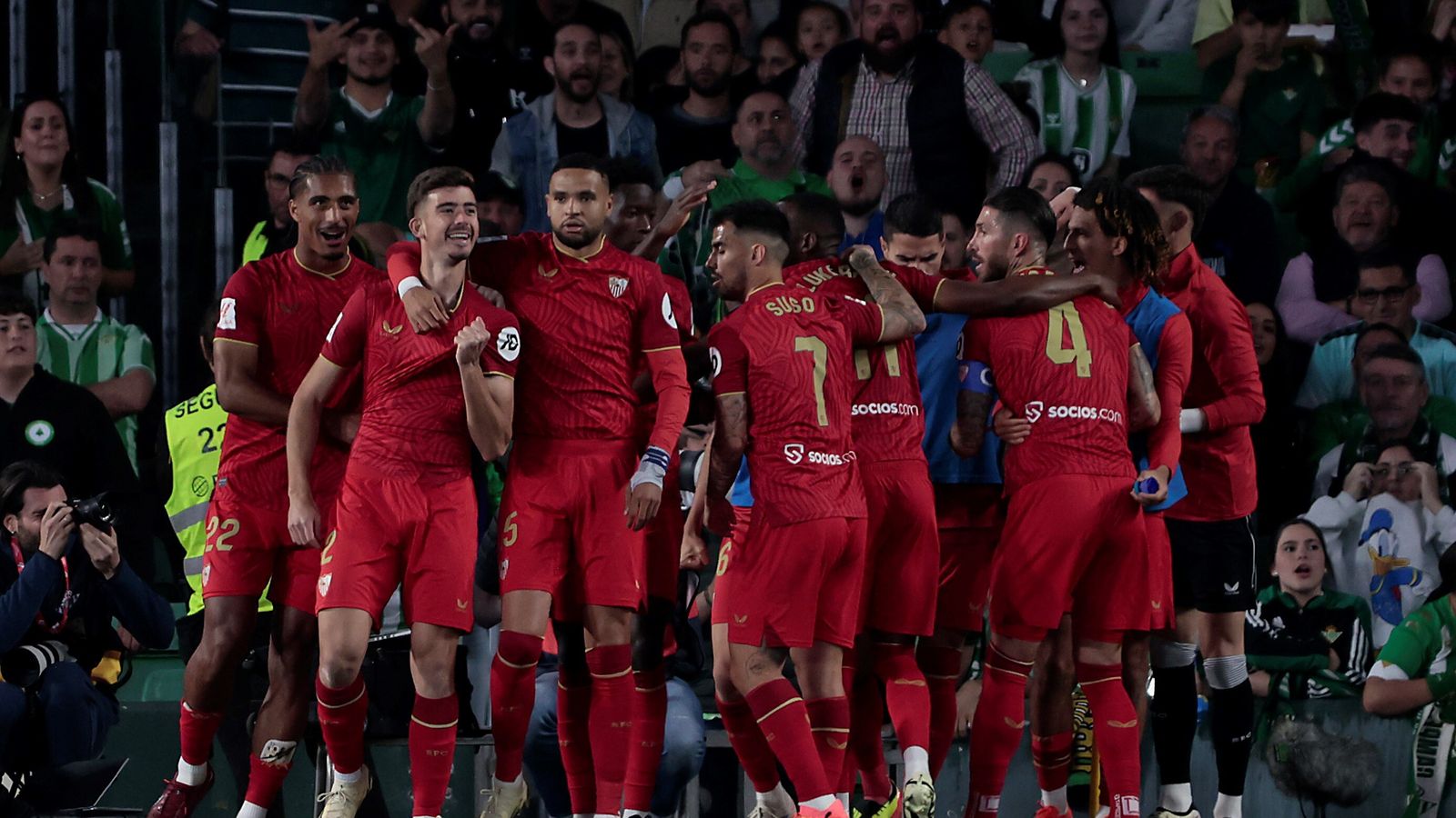 Kike Salas recibe la felicitación de sus compañeros tras el empate.