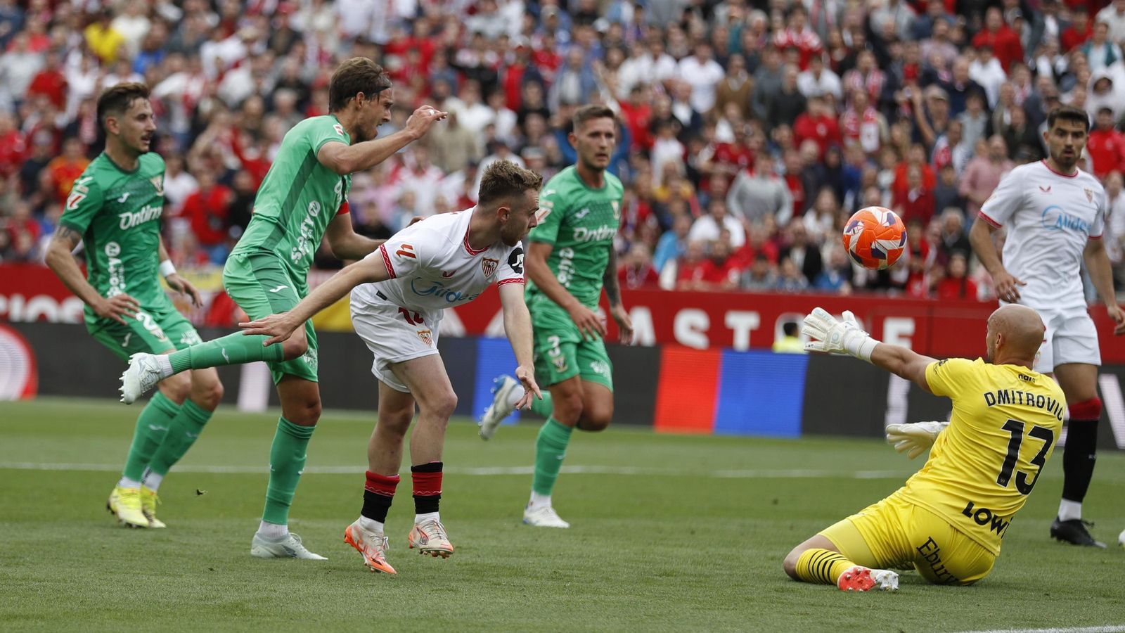 Dmitrovic saca una mano providencial tras una buena acción de Peque.