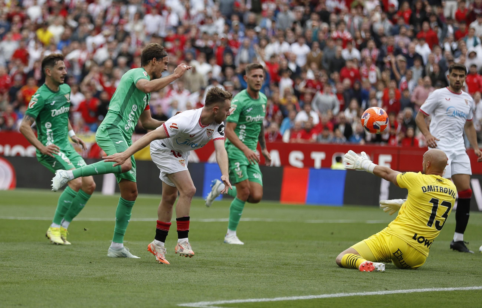 Dmitrovic saca una mano providencial tras una buena acción de Peque.