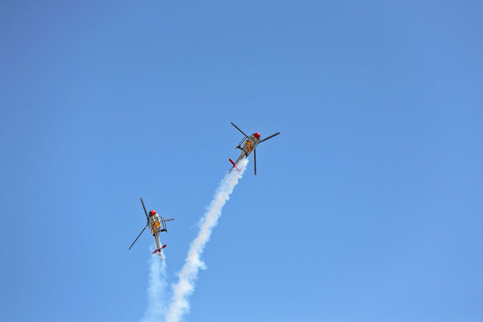 Fotografías de la exhibición aérea de la Patrulla Acrobática de Paracaidismo del Ejército del Aire 'Papea' y de la Patrulla Acrobática de Helicópteros 'ASPA'  en los actos de homenaje al centenario del Plus Ultra presidido por S.M. el Rey Felipe VI