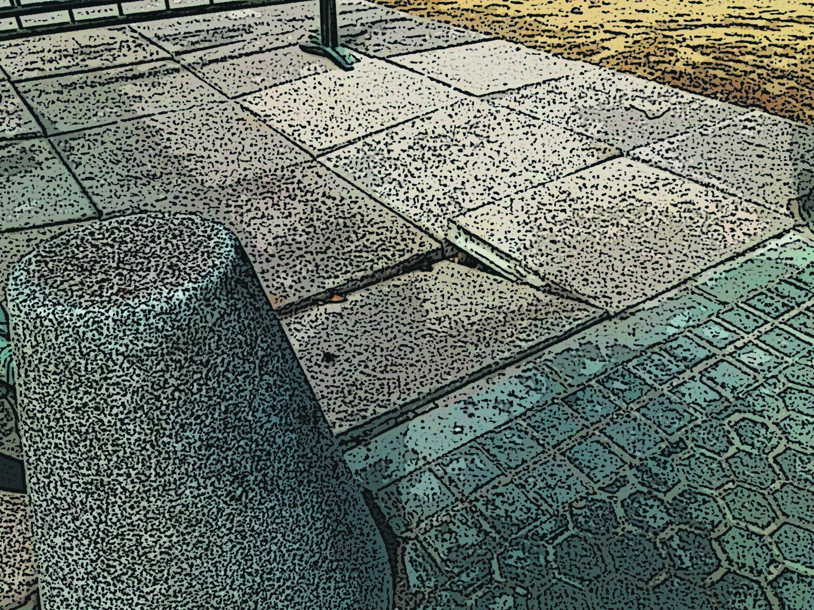 Losas levantadas en el terreno localizado delante de la antigua Fábrica de Tabacos