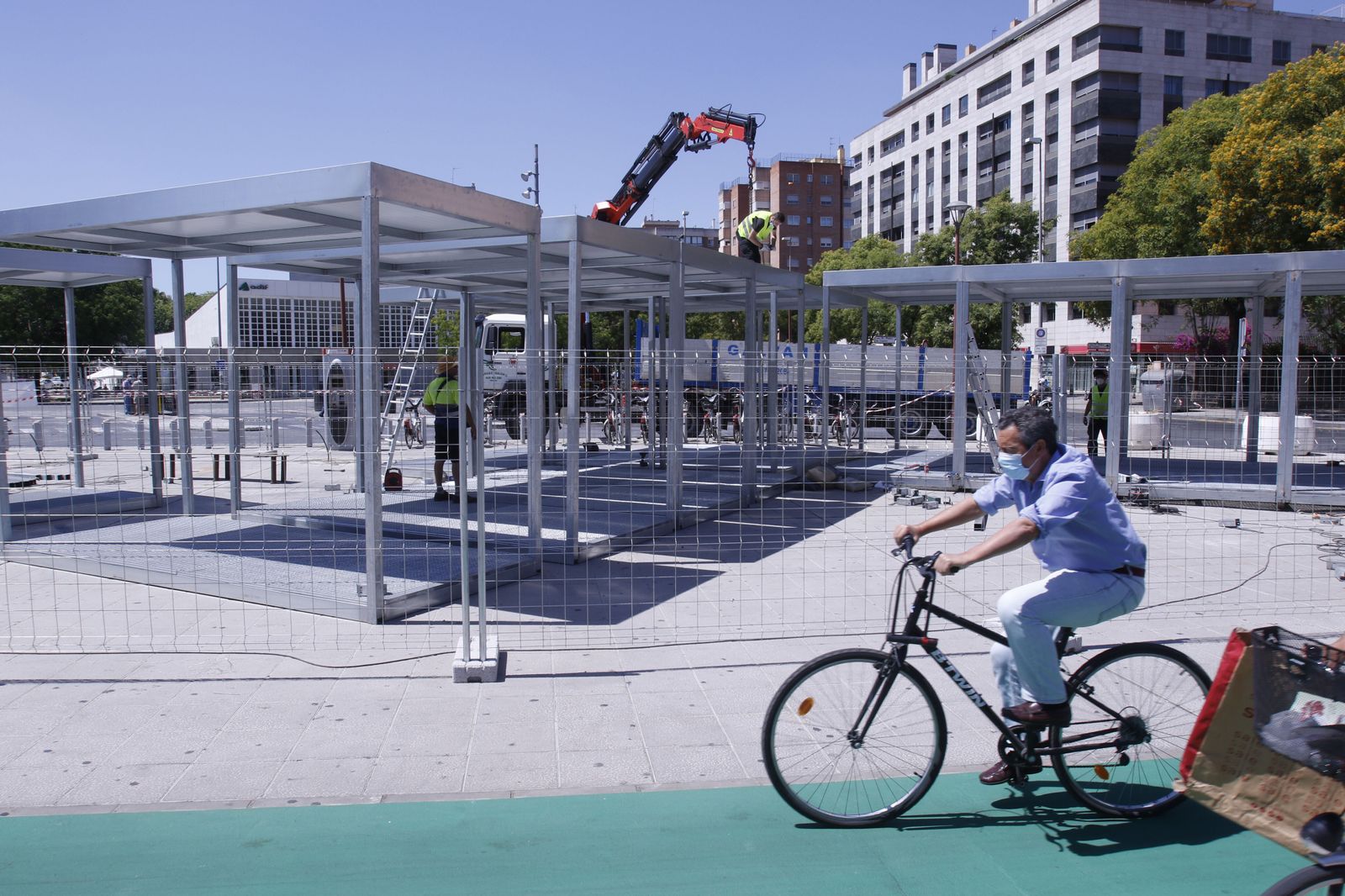 Una grúa coloca las estructuras metálicas de la biciestación en San Bernardo.