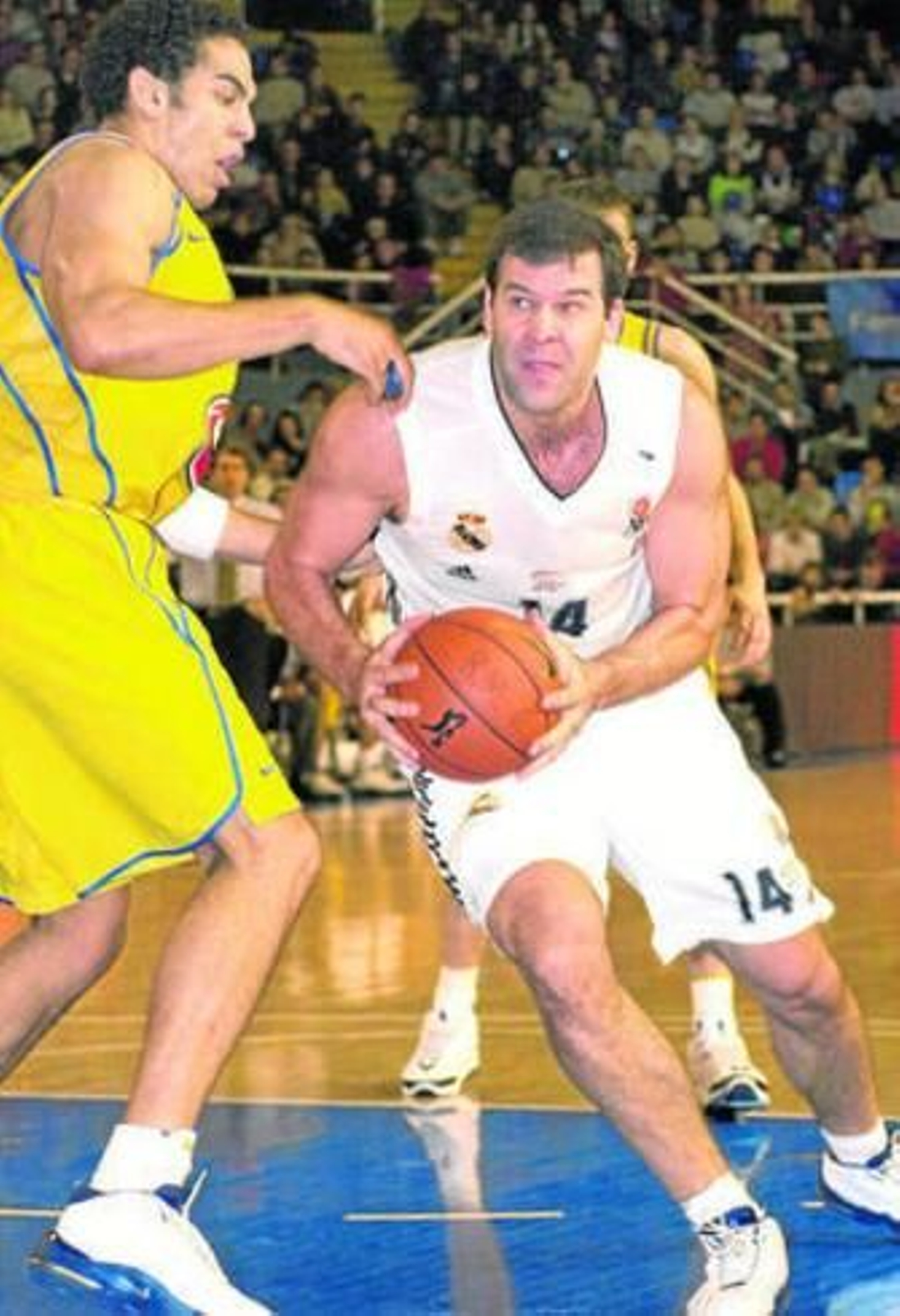 Alfonso Reyes (d) pugna con Saffar (Maccabi) en la edición de 2002.