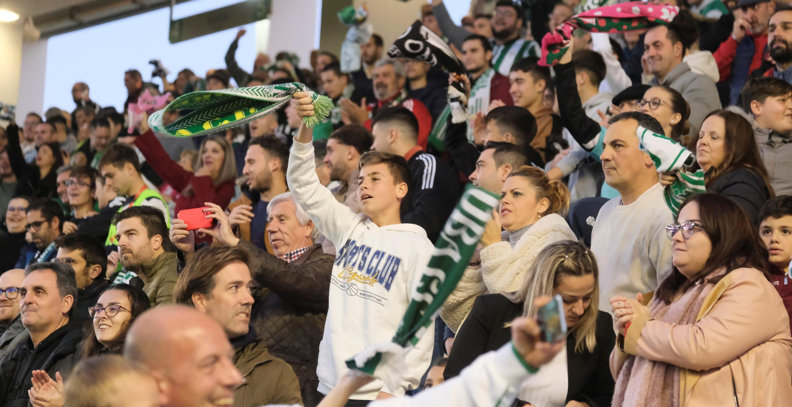 Aficionados del Córdoba CF en un partido en El Arcángel.