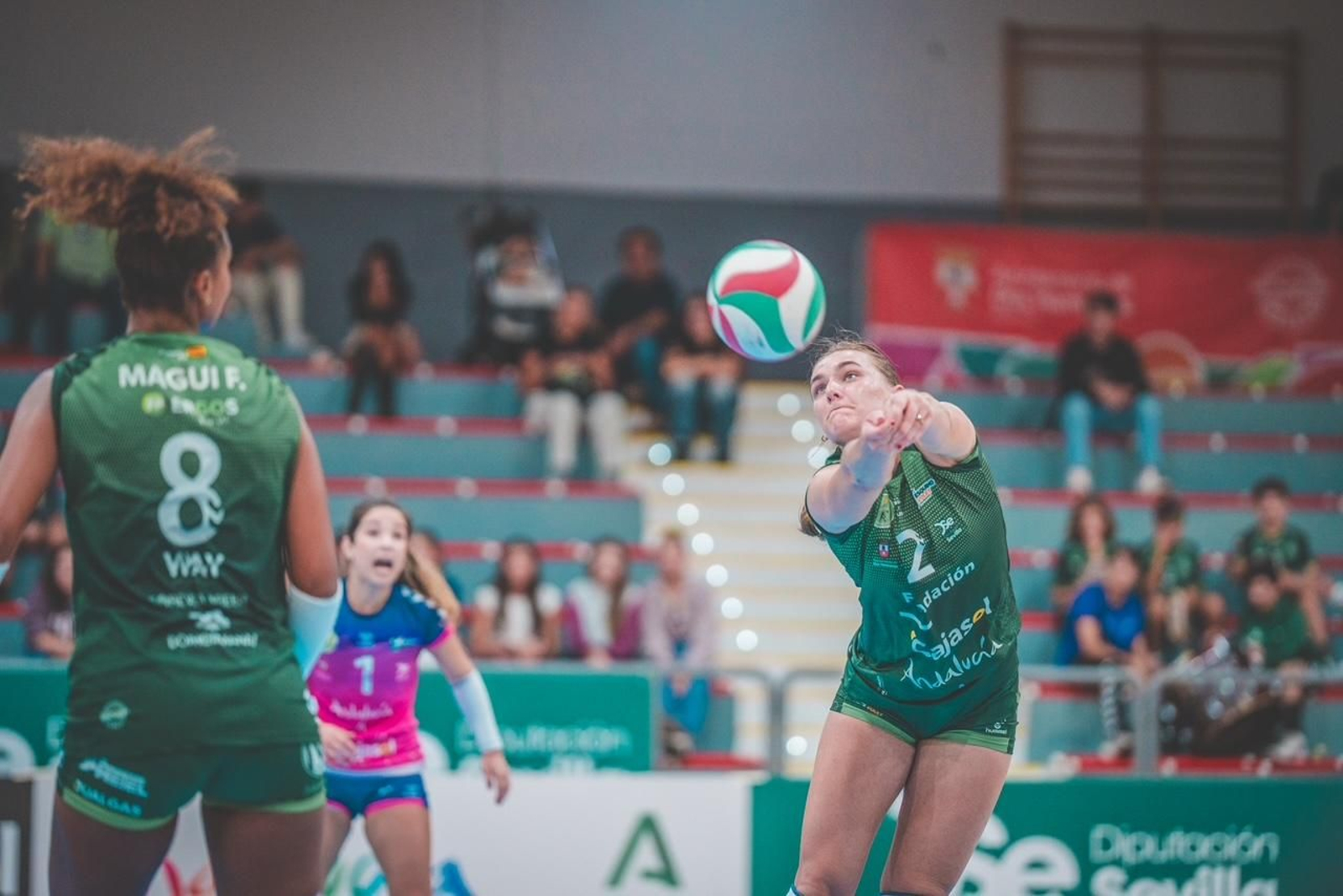 Kira Thomsen da un pase en el partido contra el Ocisa Haro Rioja.