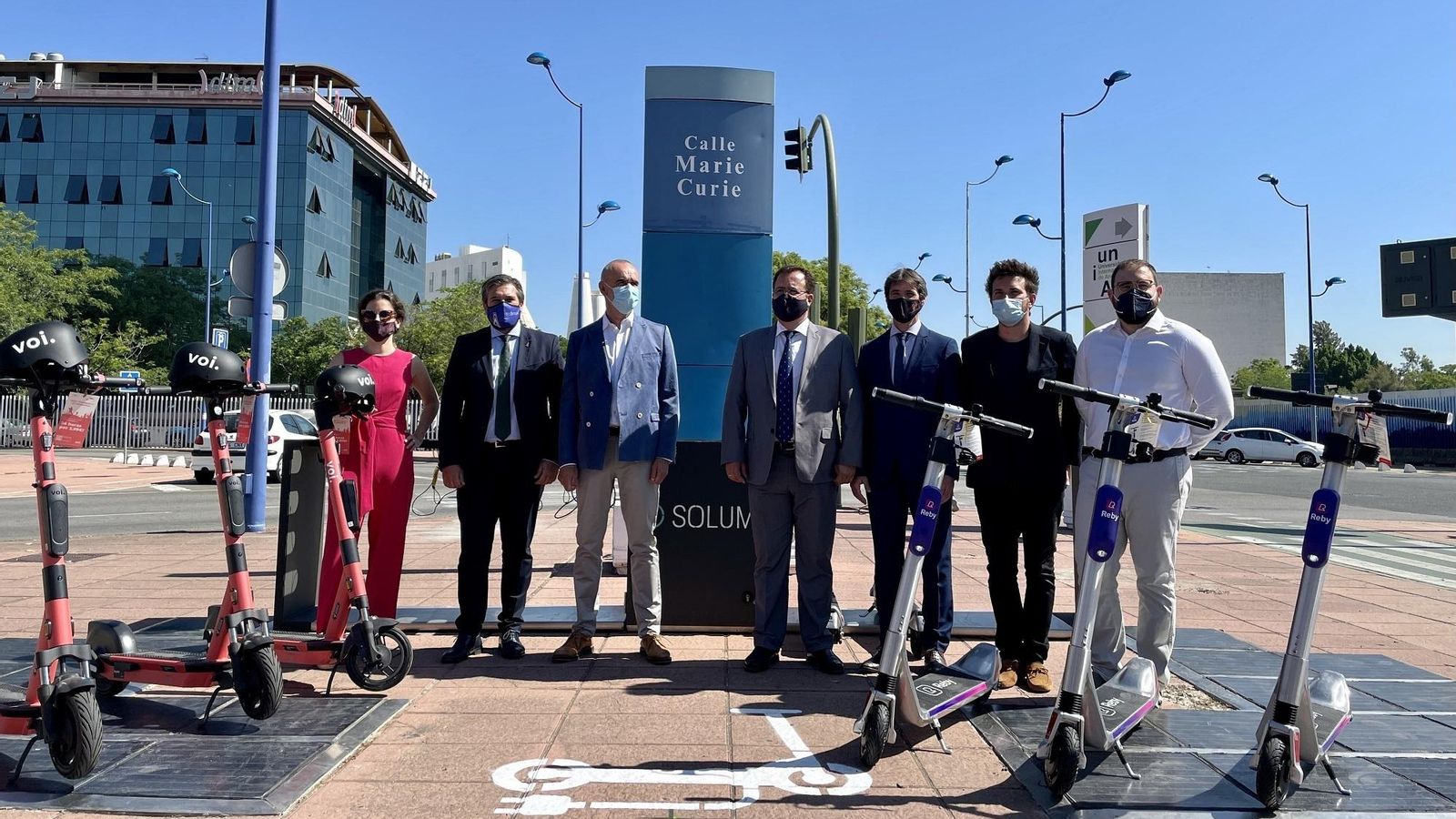 El punto de estacionamiento y recarga de patinetes eléctricos instalado por Solum en el PCT Cartuja.