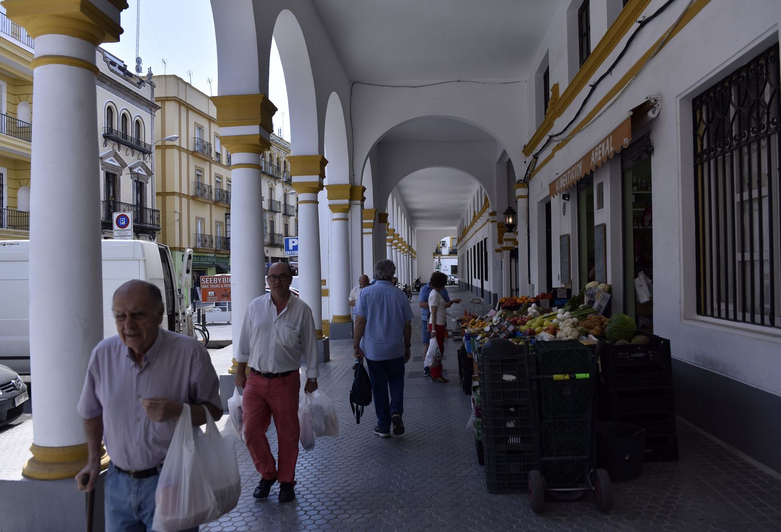 Soportales del mercado del Arenal, que antes fuera convento de Agustinos y prisión del Pópulo.