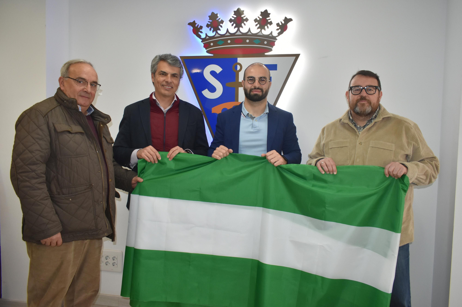 AxSí entrega al San Fernando CD una bandera de Andalucía de 12 metros de longitud por el 28-F.