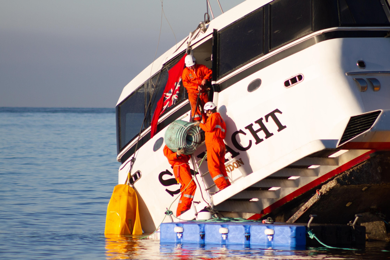 Así ha sido el trabajo de más de 8 horas para reflotar el yate encallado en Carchuna