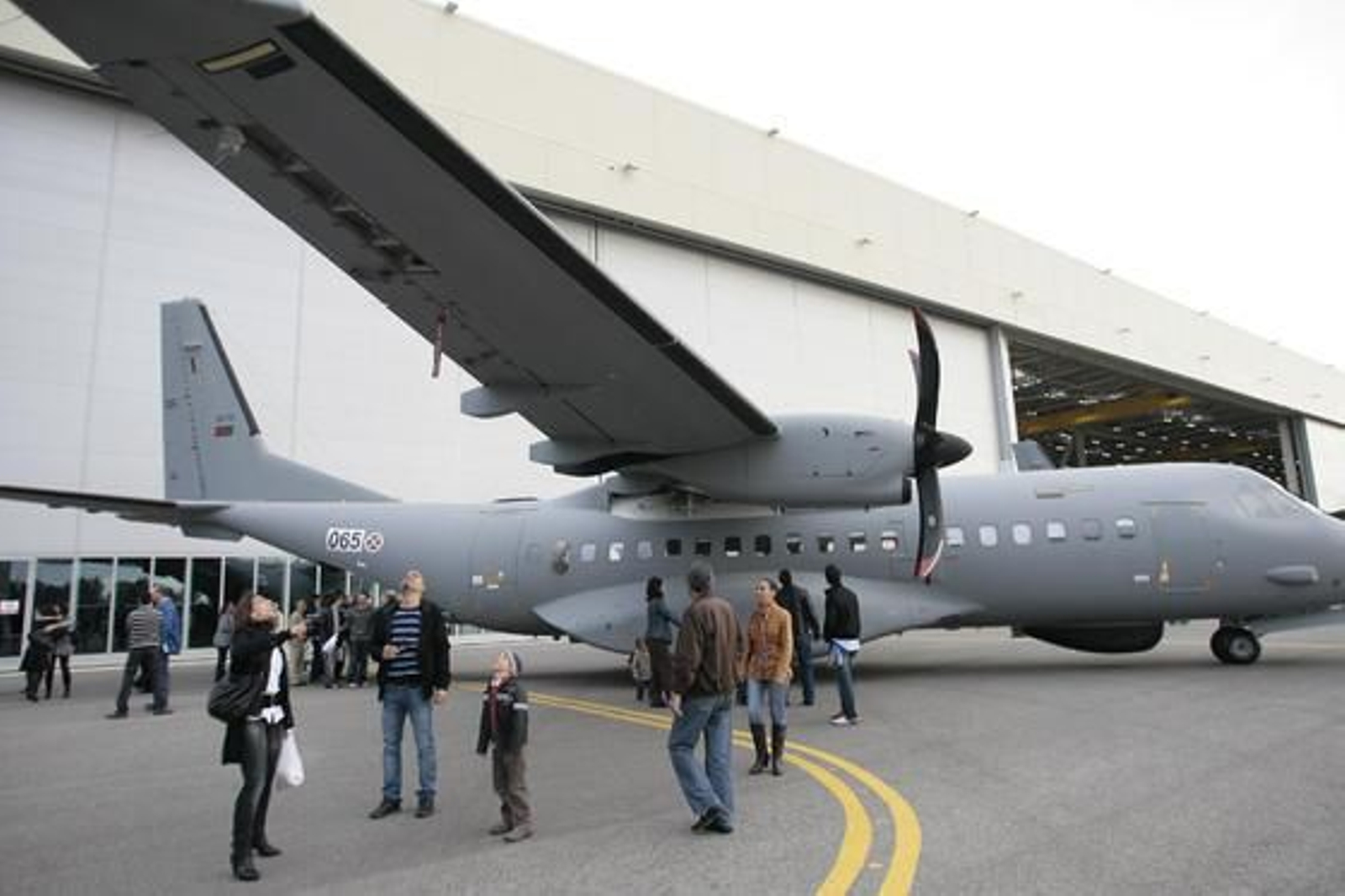 Airbus Military reunió en San Pablo y Tablada a 30.000 familiares y amigos de sus empleados en el denominado Día de la Familia, en el que visitaron las instalaciones de la empresa y diferentes aviones.

Foto: Juan Carlos Muñoz