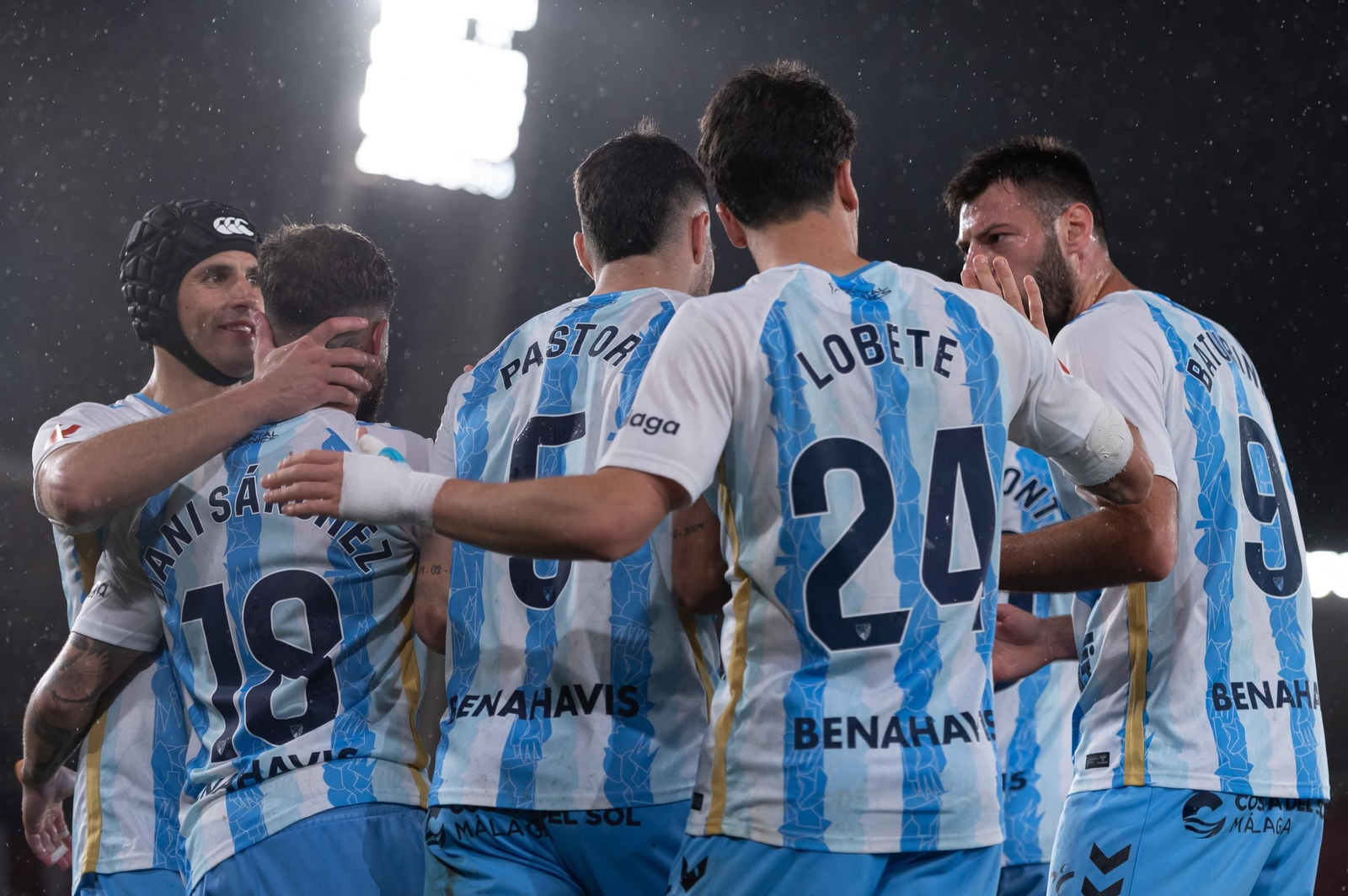 Jugadores del Málaga celebran un gol.