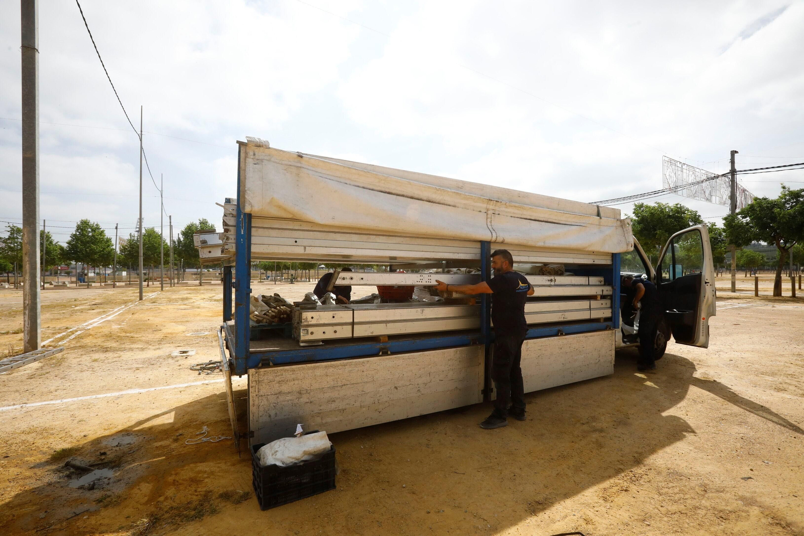 El inicio del montaje de la Feria de Córdoba en El Arenal, en imágenes