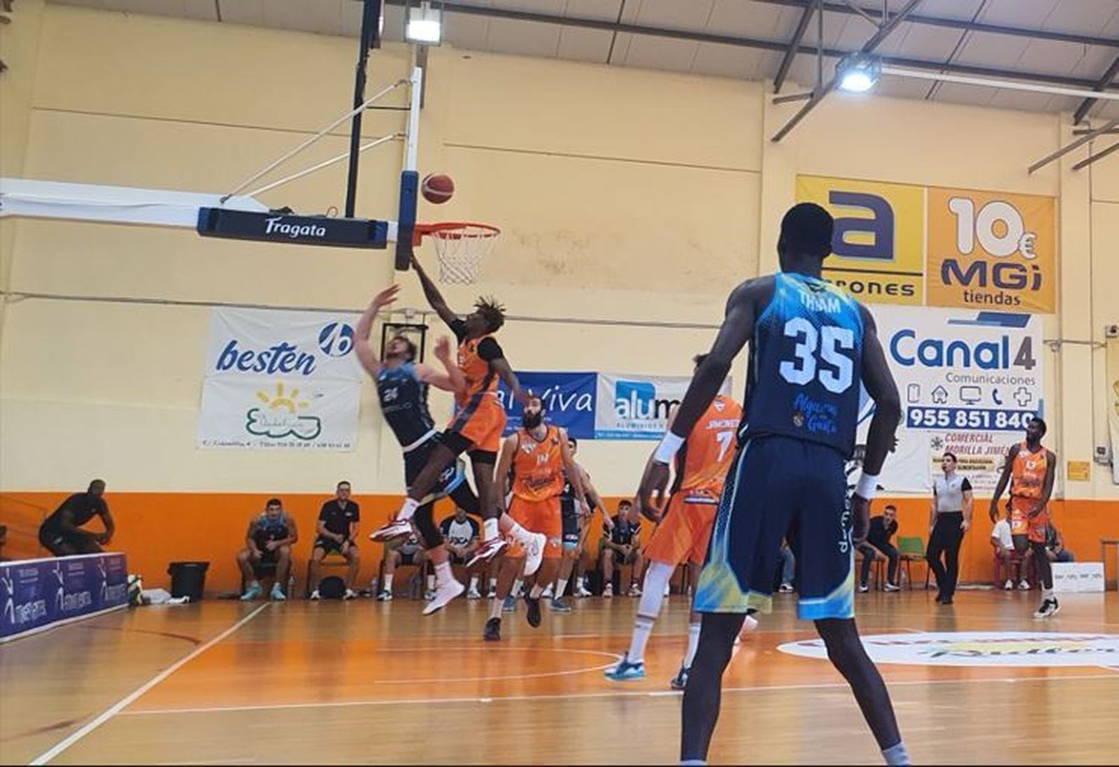 Riley Hayes entra a canasta, este sábado en Morón