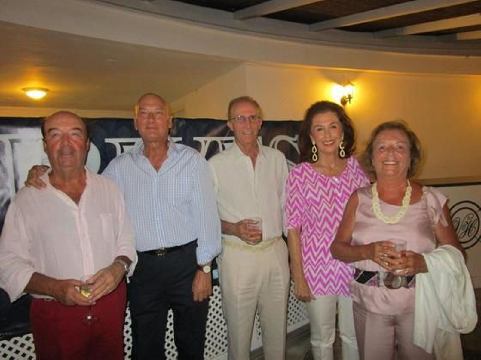 Uno de los ganadores del torneo, Salvador Martos, con el marqués de Vargas. Duque de Francavilla, marquesa de Estepa y Medalla Barrionuevo

Foto: Ignacio Casas de Ciria