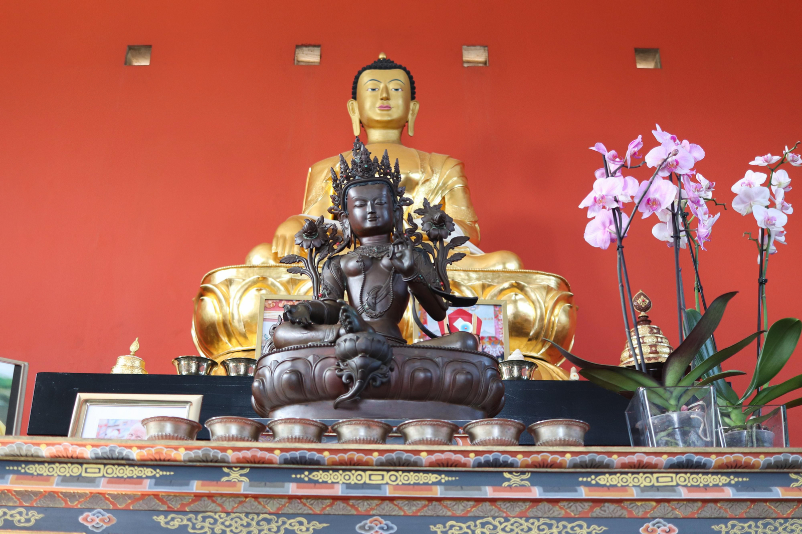 Estatuas del buda y Tara en el altar que preside la estancia El interior de la estupa más grande de occidente