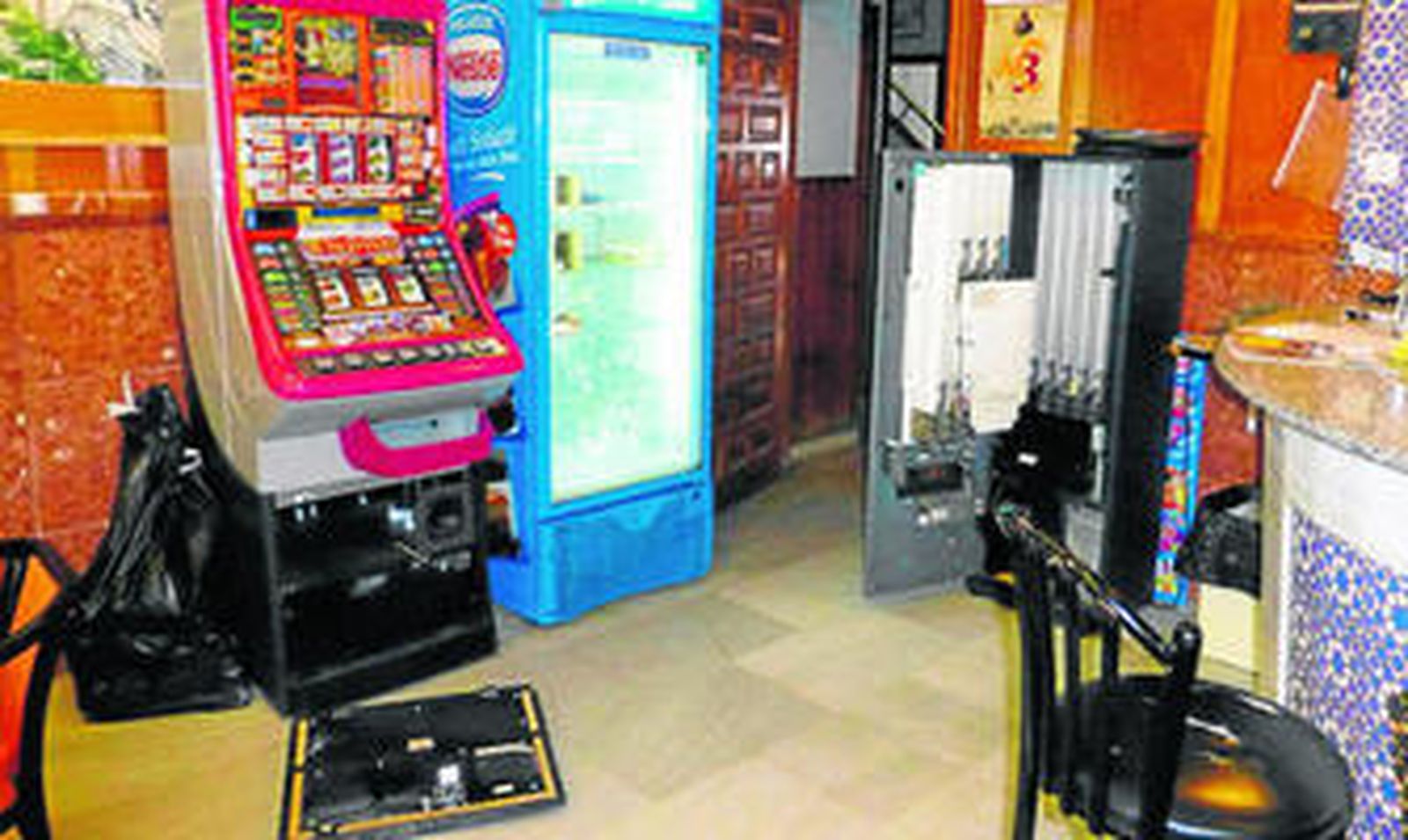 Estado en el que quedaron las máquinas recreativas del Casino tras el robo.