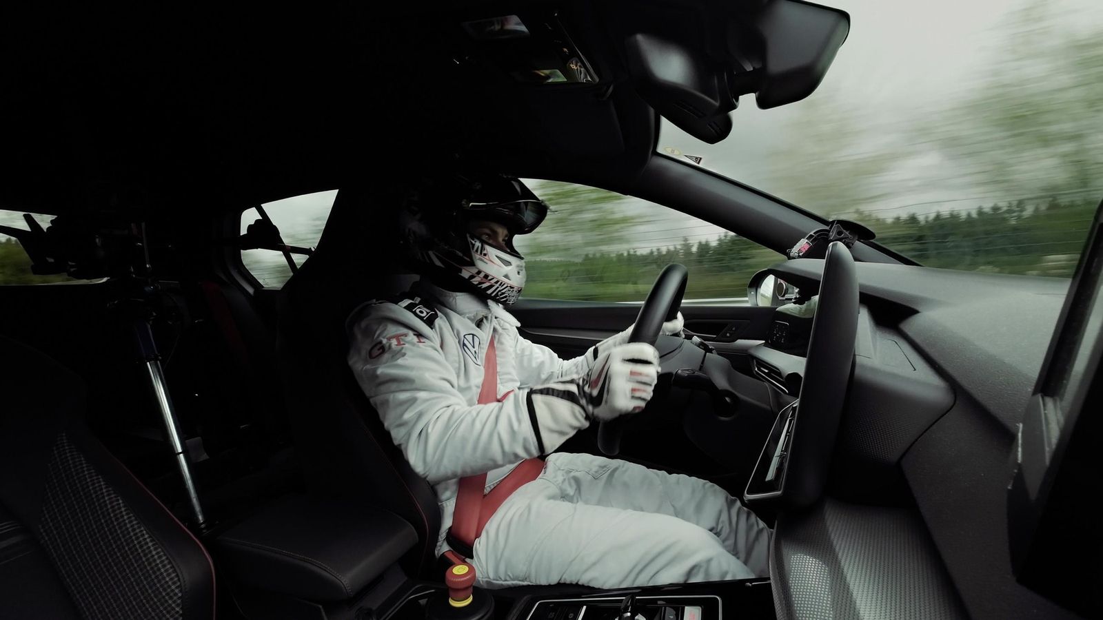 El interior ofrece una configuración semejante a la del Clubsport, salvo por los asientos tapizados en Tartán y los emblemas específicos.