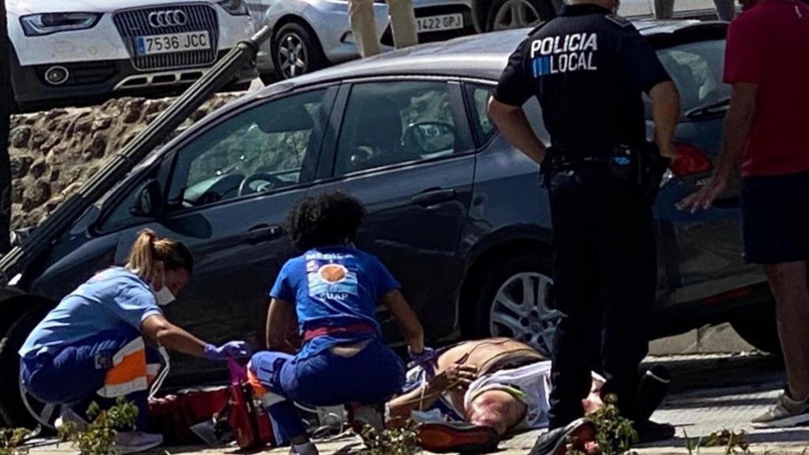 El herido, en el suelo es atendido por los sanitarios.