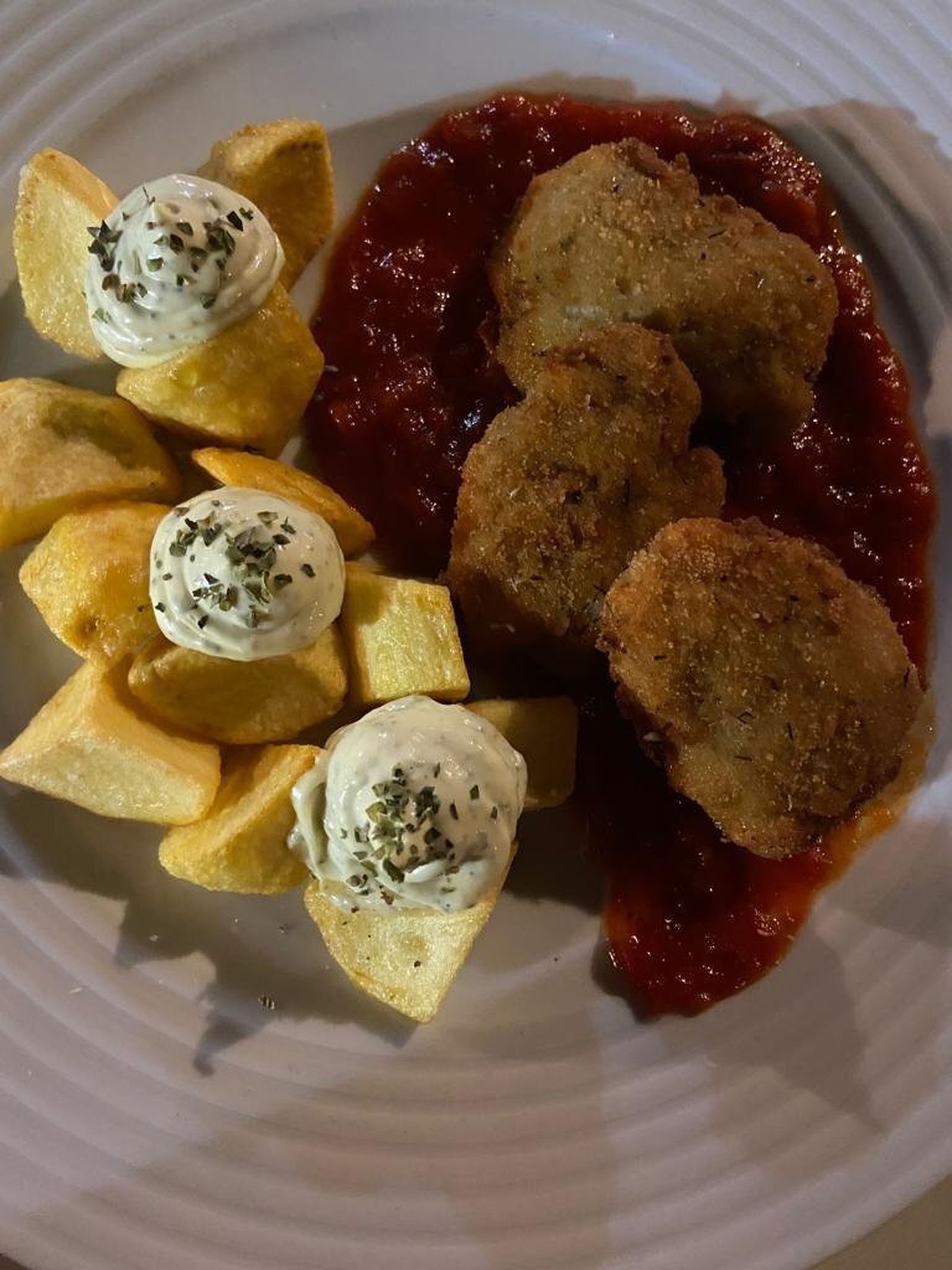 Los Nuggets de presa ibérica con tomate frito casero y patatas con mayonesa de orégano han conseguido el tercer premio para el Mesón Rural Don Rollero