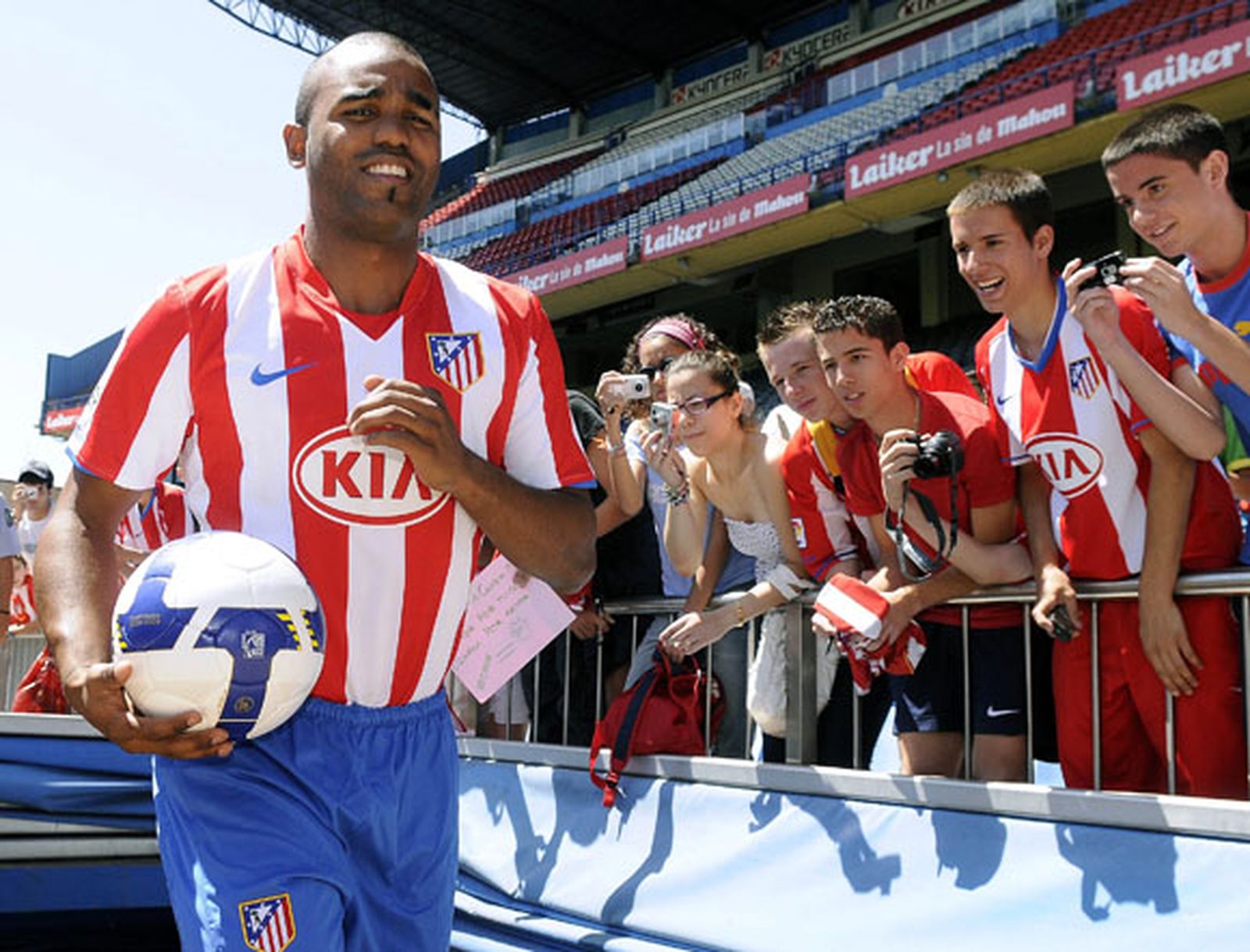 Sinama Pongolle: "Me veo ganando un título con el Atlético este año"