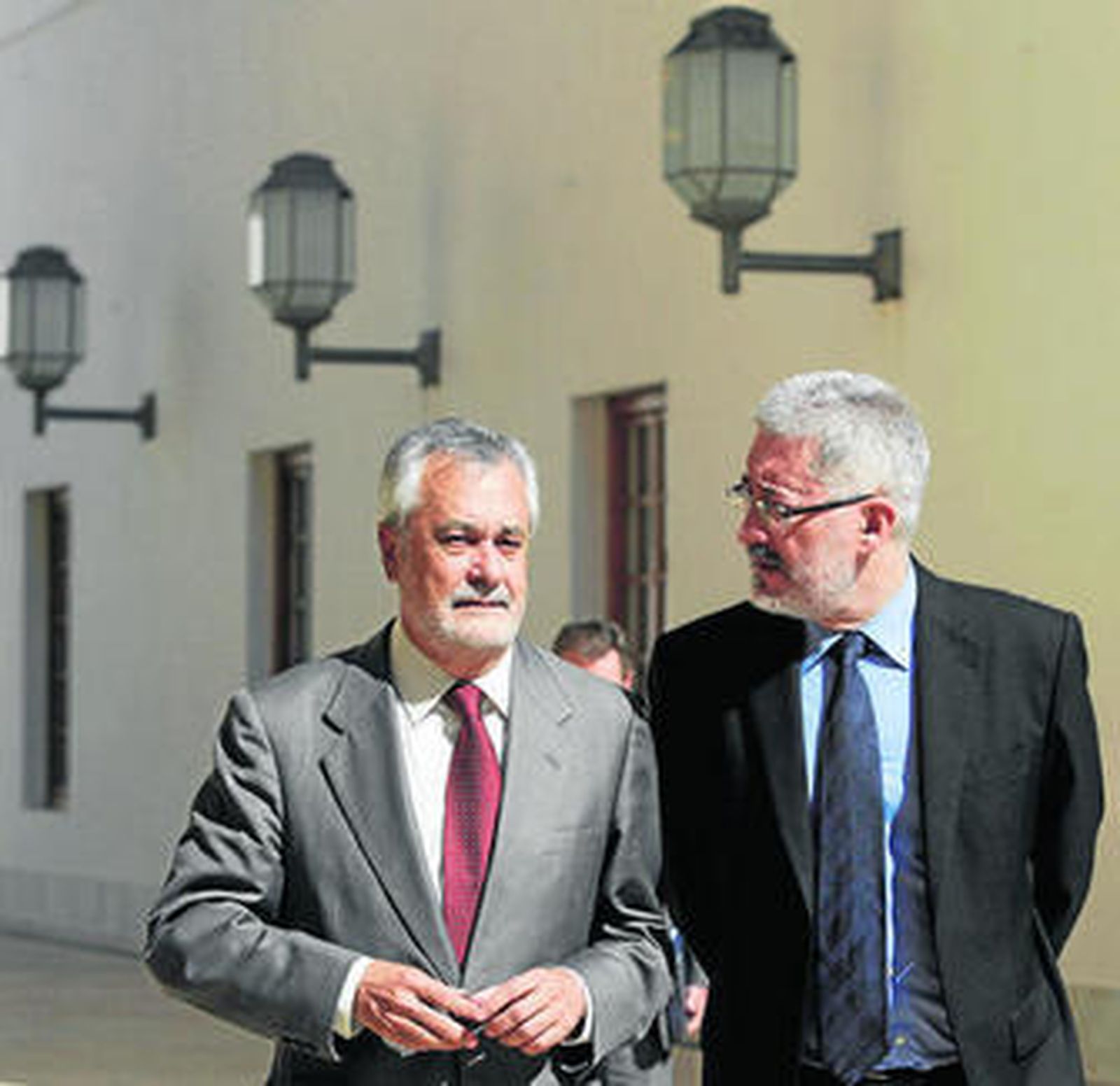 José Antonio Griñán, ayer, en el patio del Parlamento, junto al consejero de Economía, Antonio Ávila.