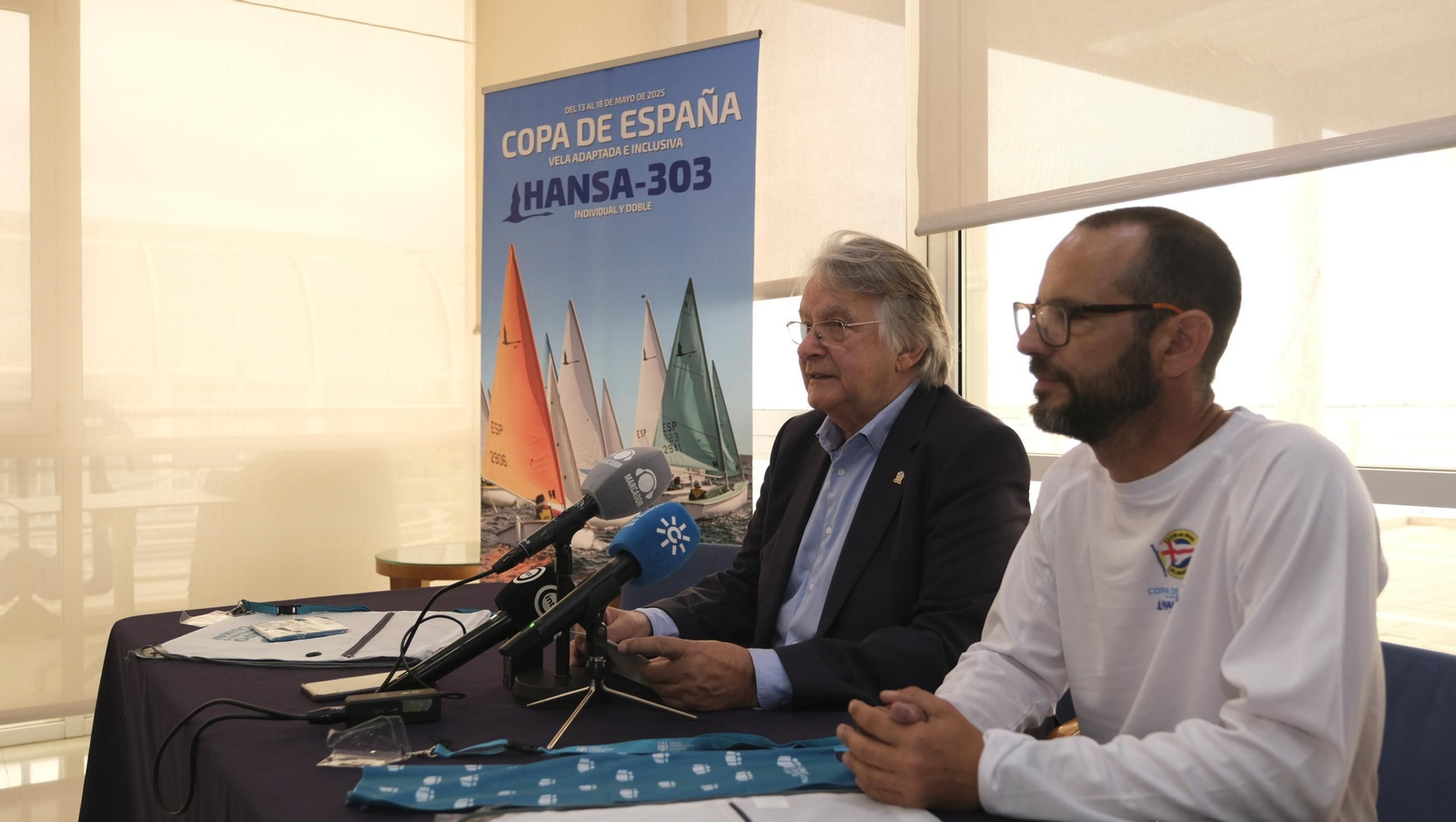 El presidente del Club de Mar de Almería, Mariano Sarmiento, y Diego Pérez, coordinador de la Escuela de Vela, durante la presentación de la competición.