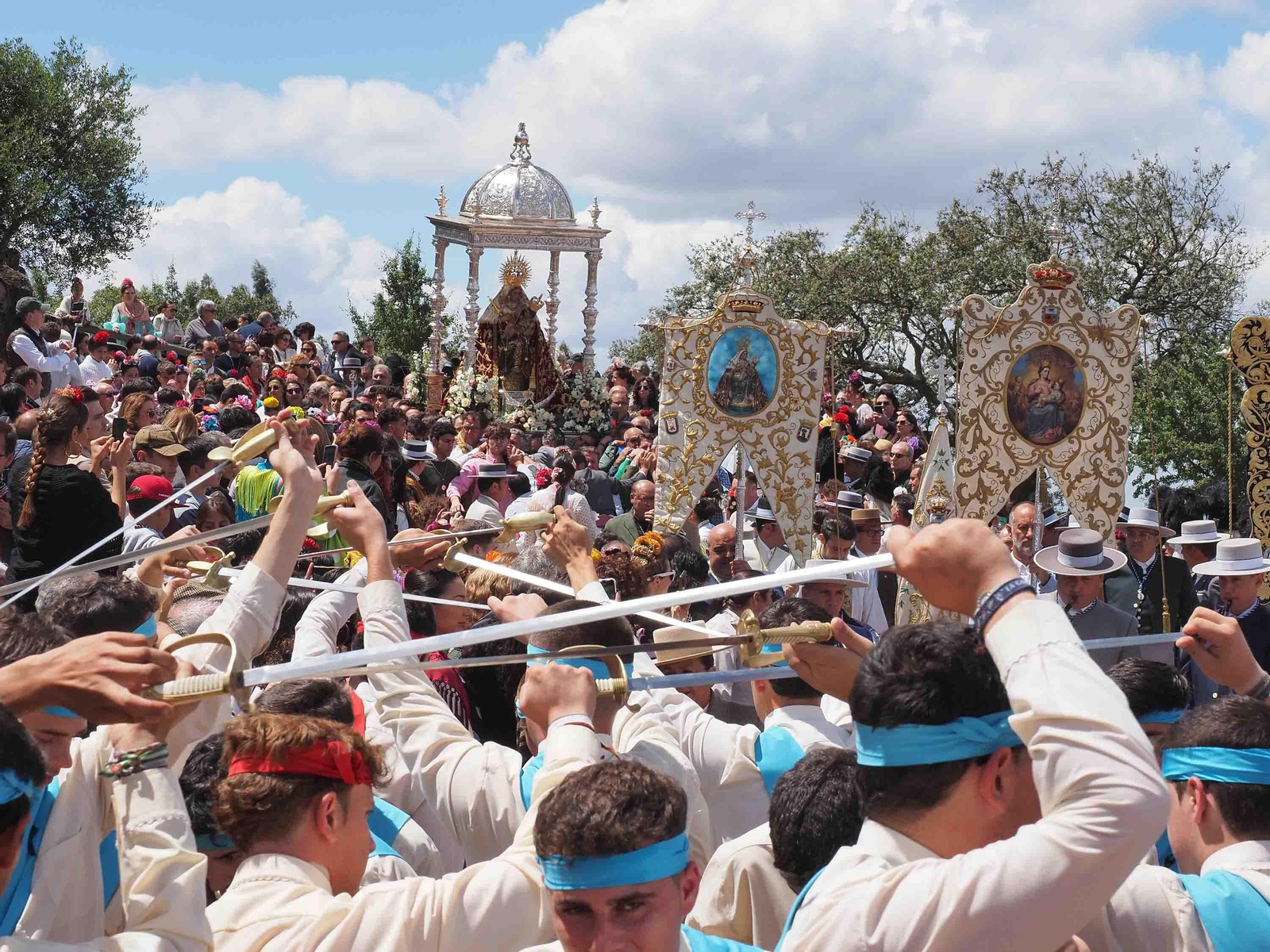 No te pierdas las espectaculares fotografías de la Romería de la Peña, en Puebla de Guzmán