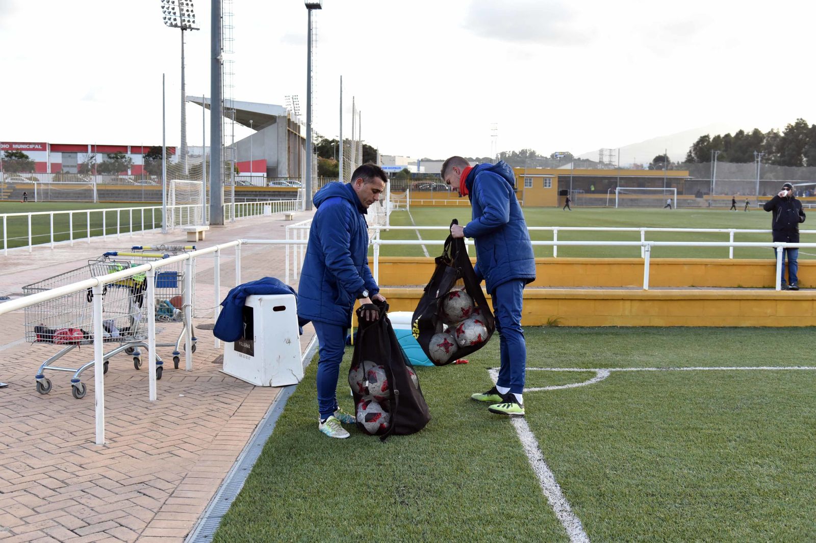 Fajardo saca balones junto a Berlanga en su primera sesión al frente del Algeciras.