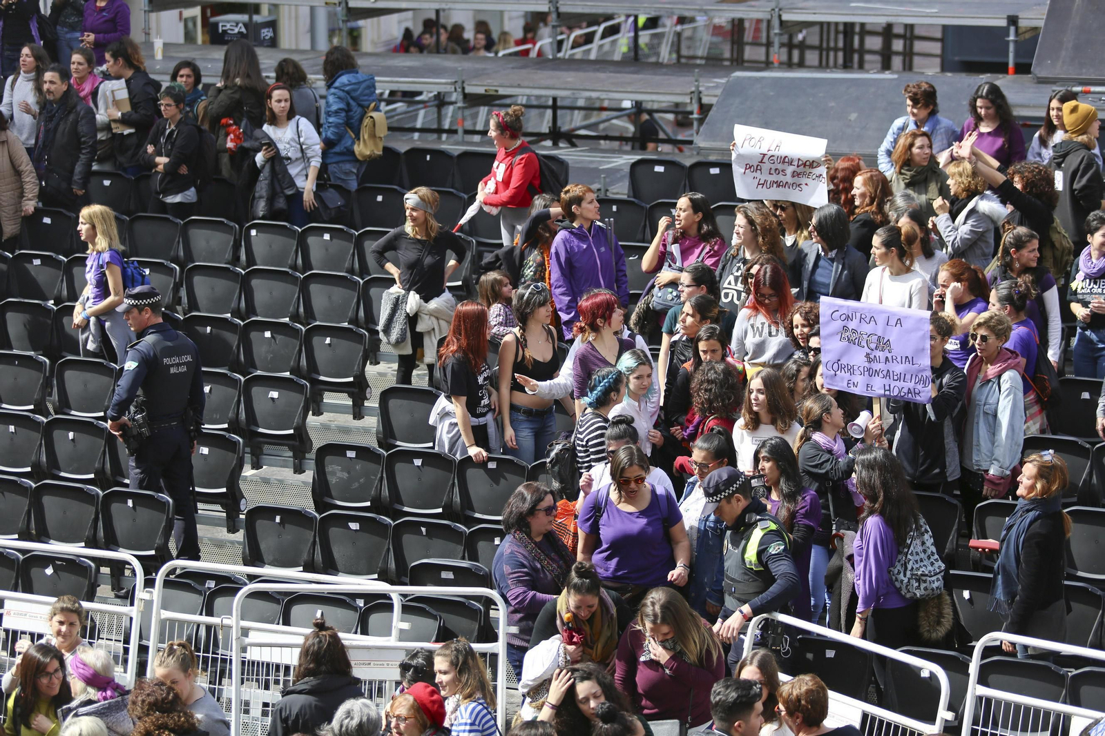 Policías desalojan la tribuna de la Plaza de la Constitución.