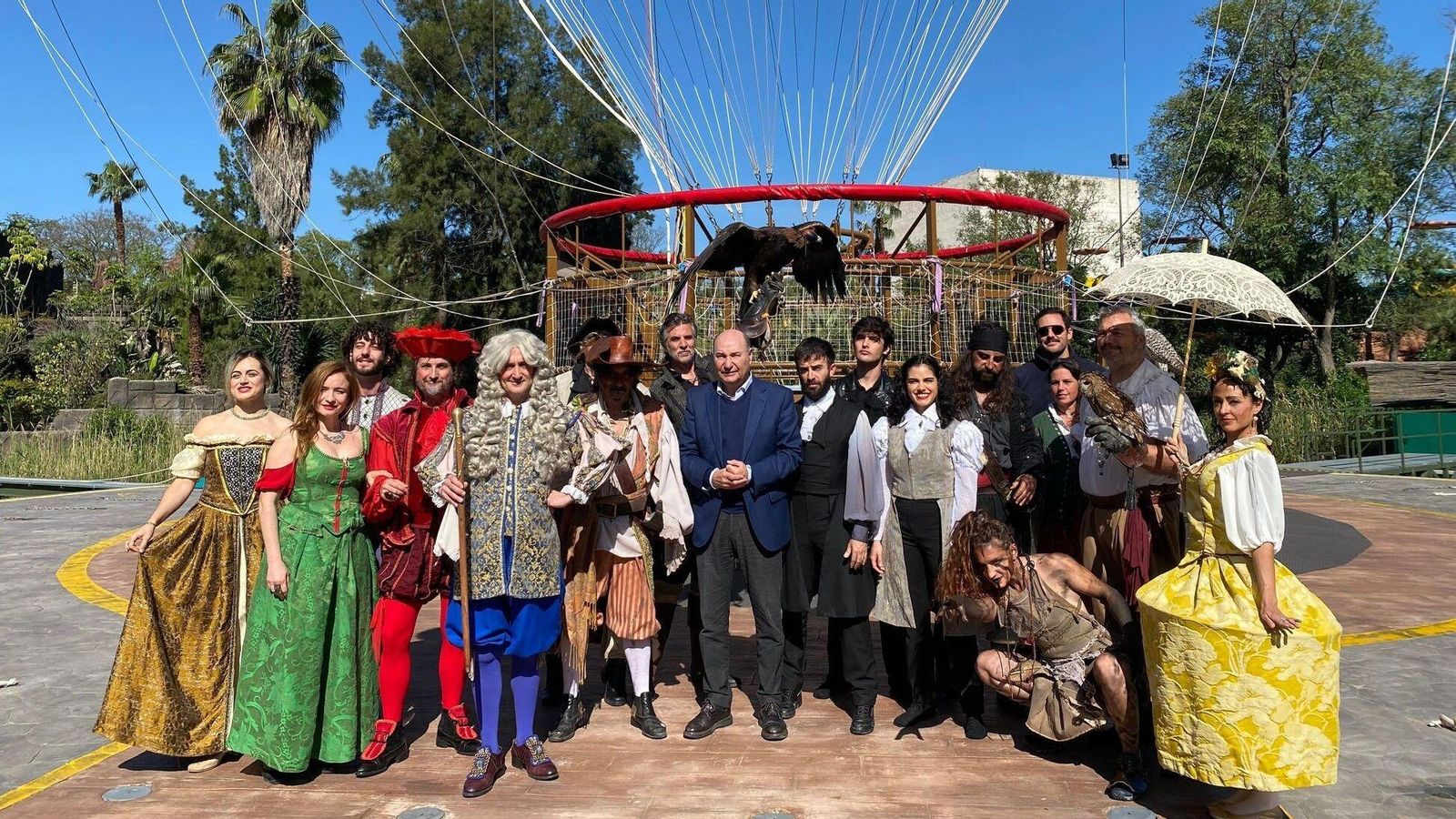 Guillermo Cruz, exdirector general de Isla Mágica, junto a trabajadores del parque temático Guillermo Cruz, exdirector general de Isla Mágica, junto a trabajadores del parque temático