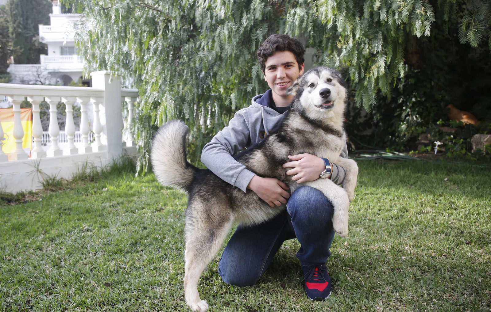 Manuel Calvo posando junto a 'Proa', su Alaskan Malamute.