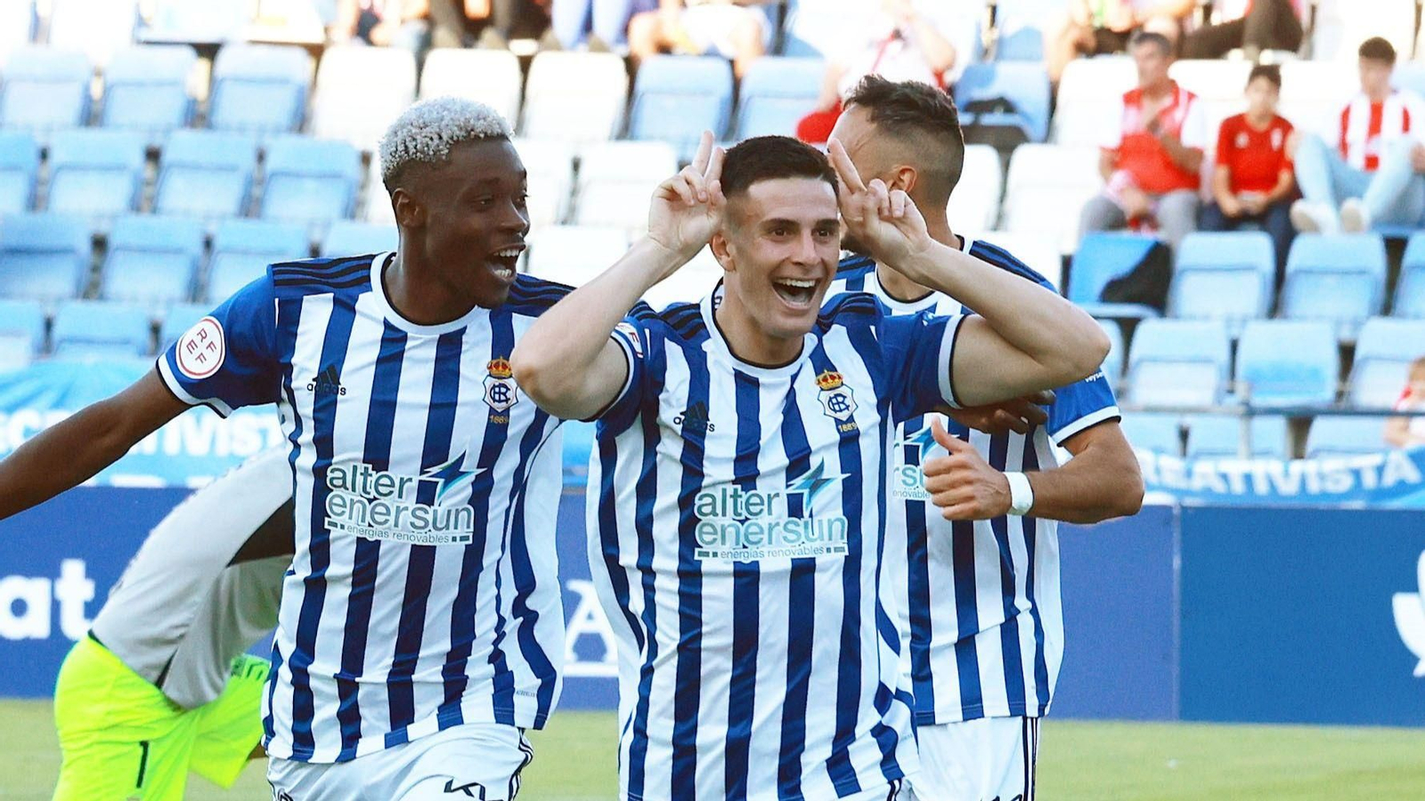 David del Pozo celebra un gol junto a Rahim.