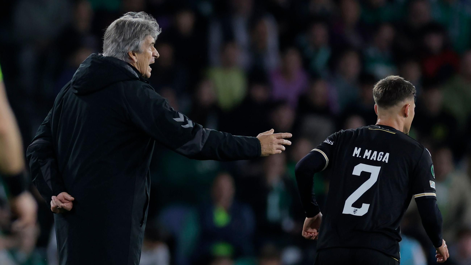 Pellegrini da instrucciones a sus jugadores ante el rival Maga.