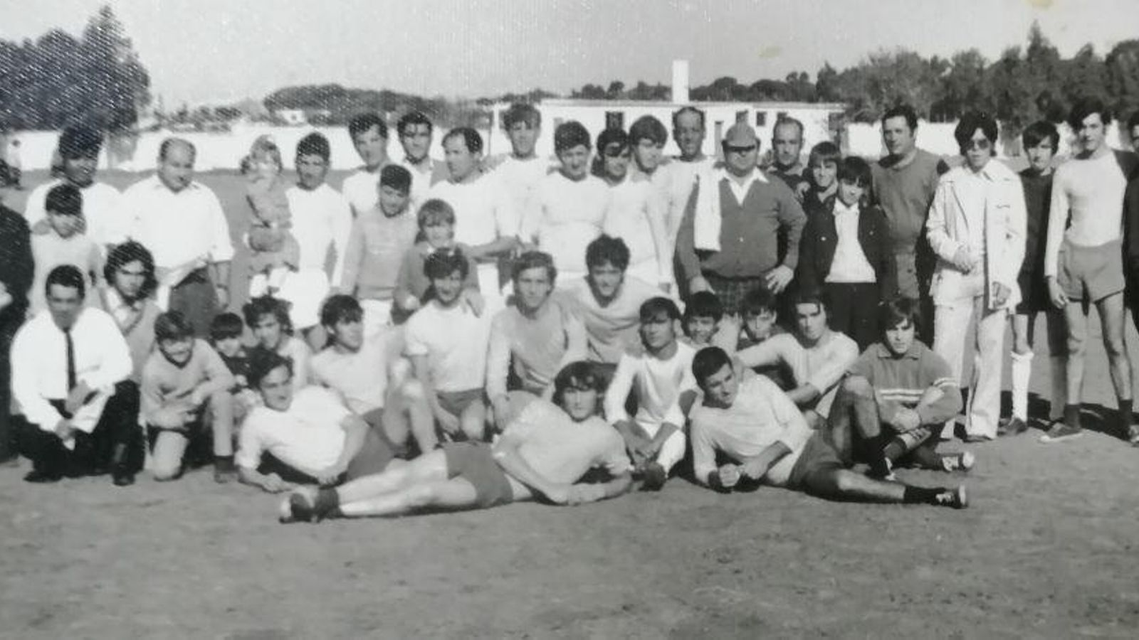 Vecinos de Añoveros y estudiantes de la Escuela de Las Canteras en un partido de fútbol