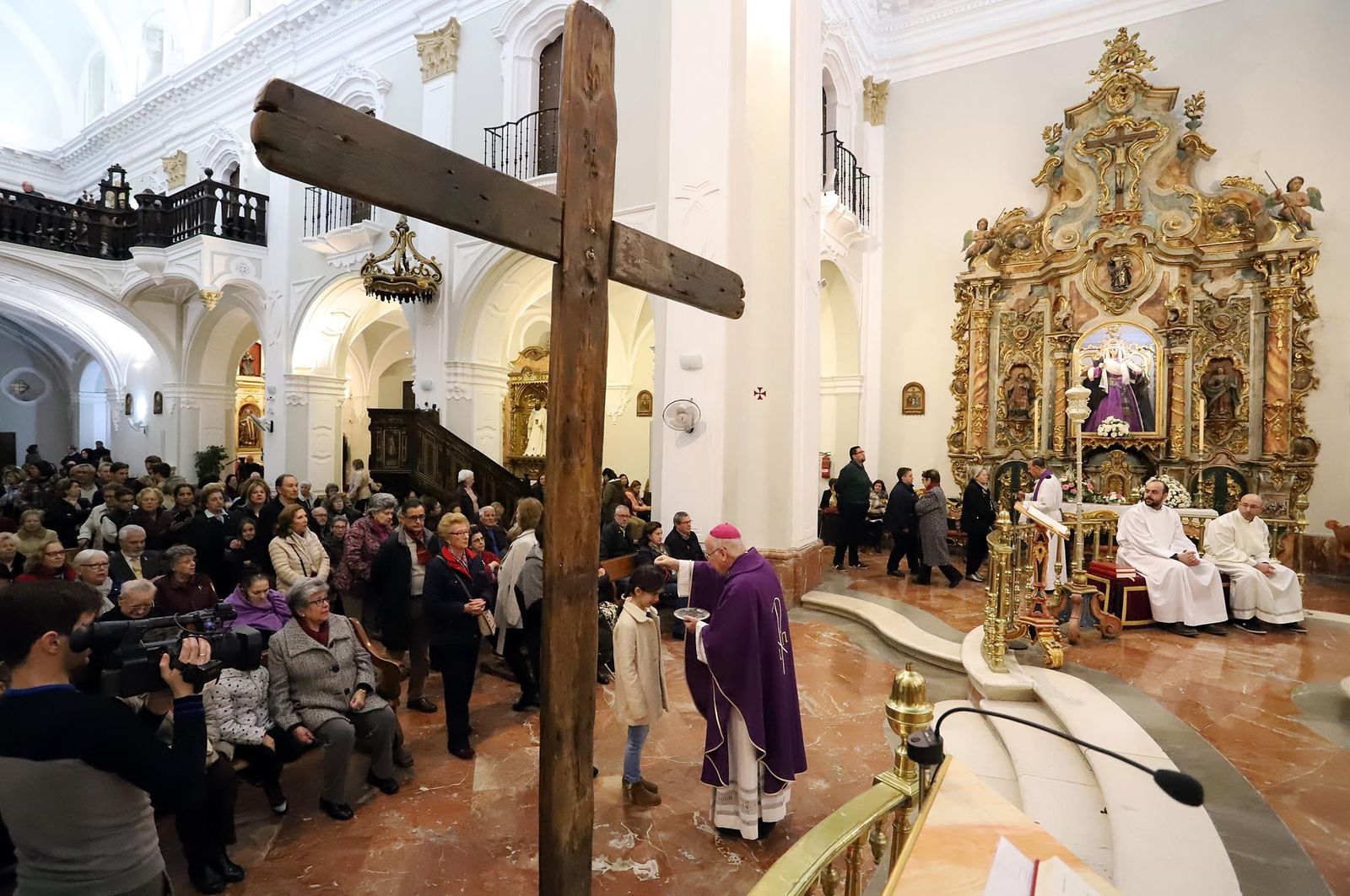 El obispo de Huelva, José Vilaplana, imponiendo la ceniza en  la Santa Iglesia Catedral con la presencia de la cruz de Lampedusa.