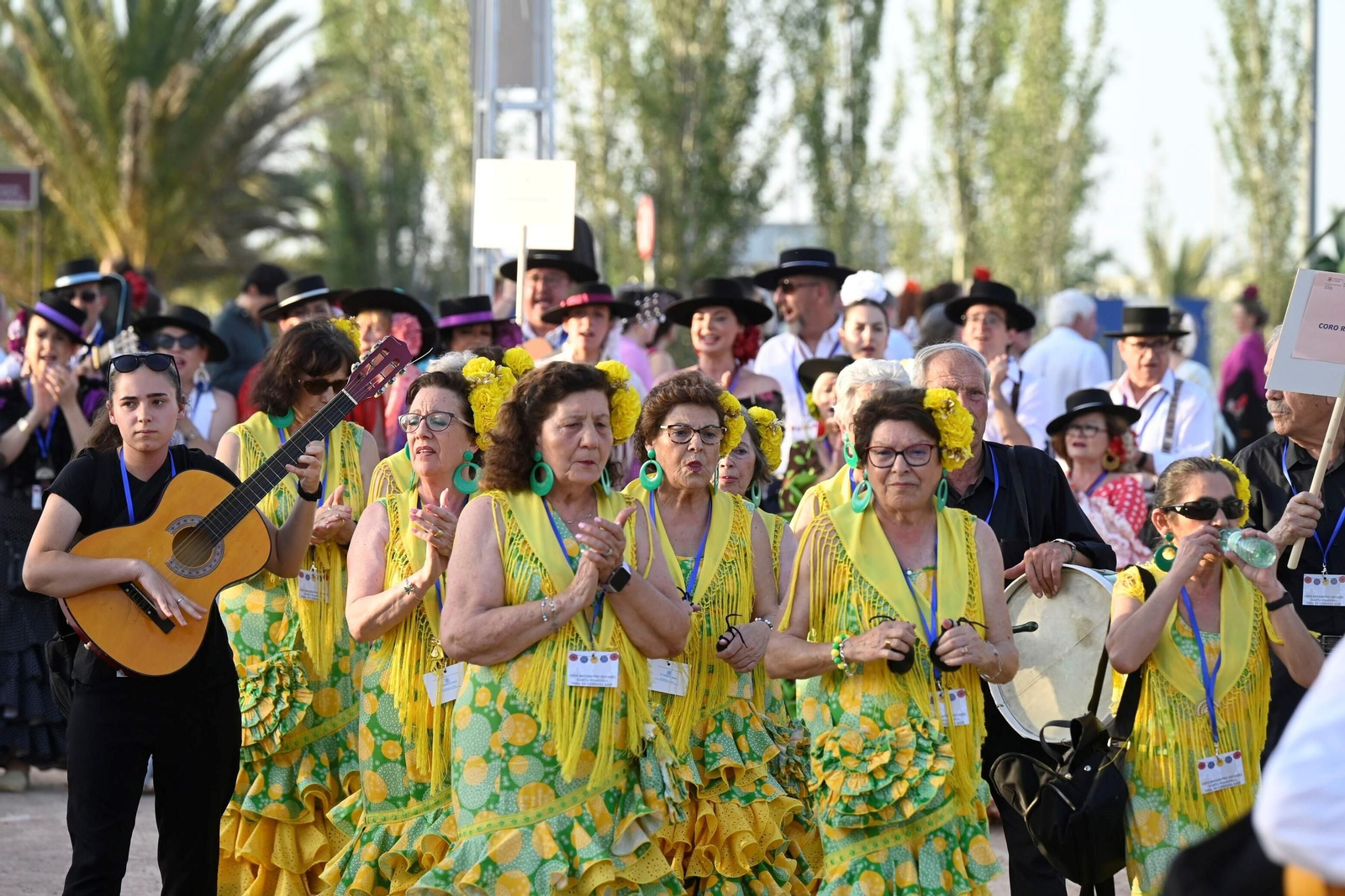 El pasacalles de coros rocieros en la Feria de Córdoba