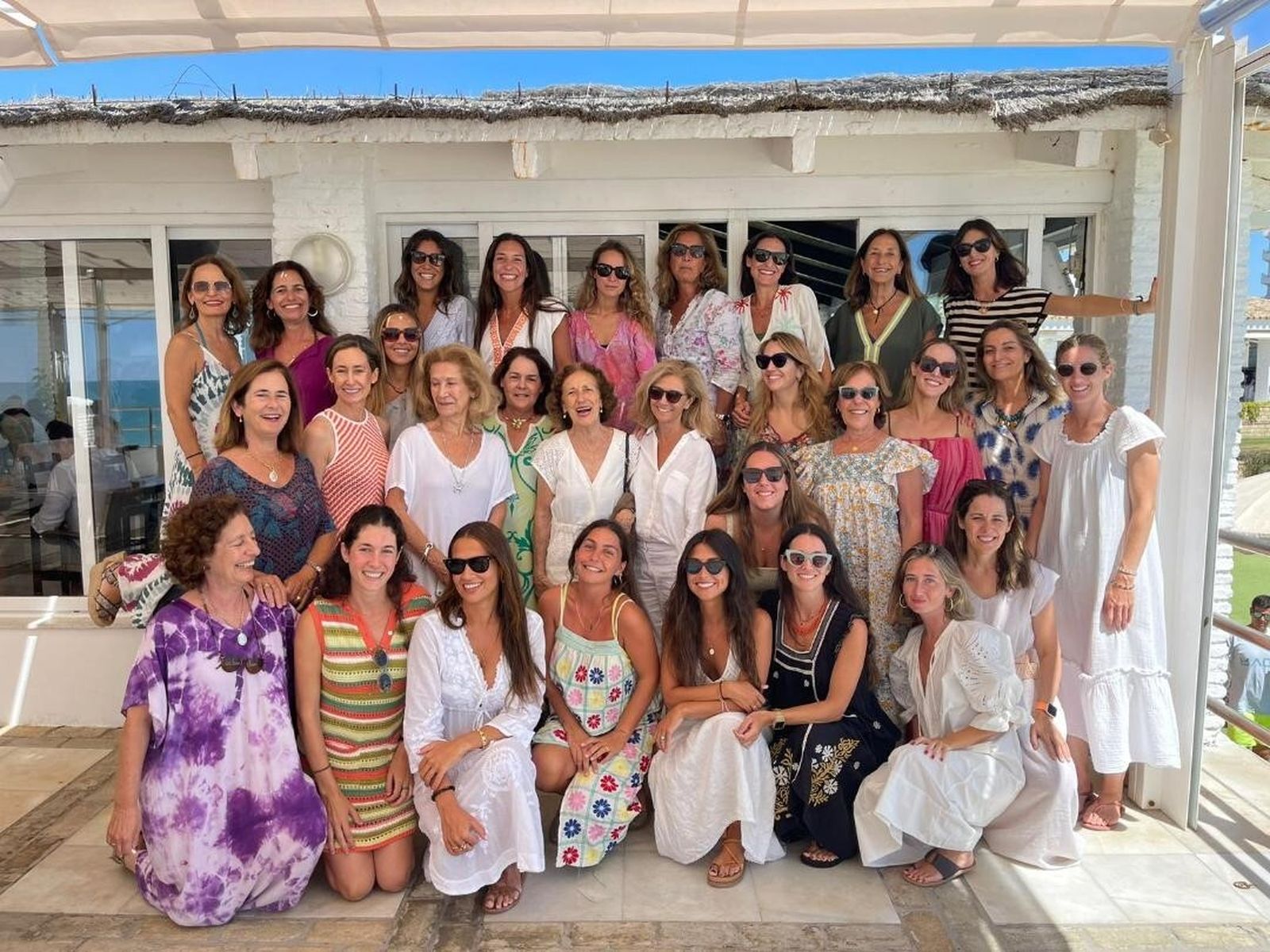 Tres generaciones de la familia Guardiola Domínguez, durante la comida familiar celebrada en el restaurante del Club de El Buzo, en El Puerto de Santa María.