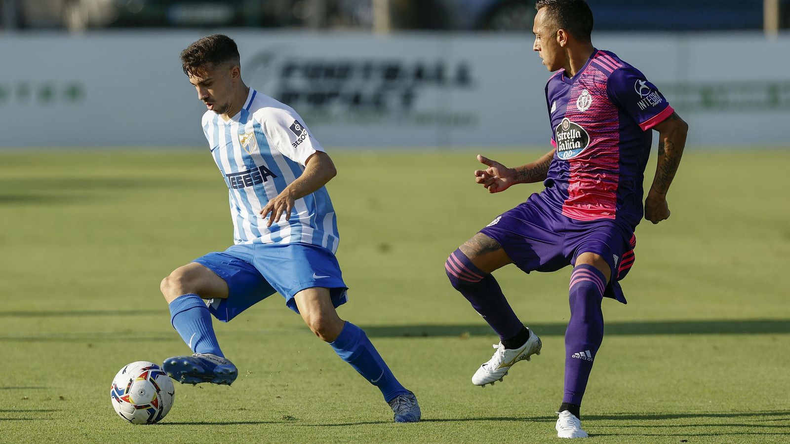 Benítez conduce ante Orellana en el Málaga CF-Valladolid. Benítez conduce ante Orellana en el Málaga CF-Valladolid.