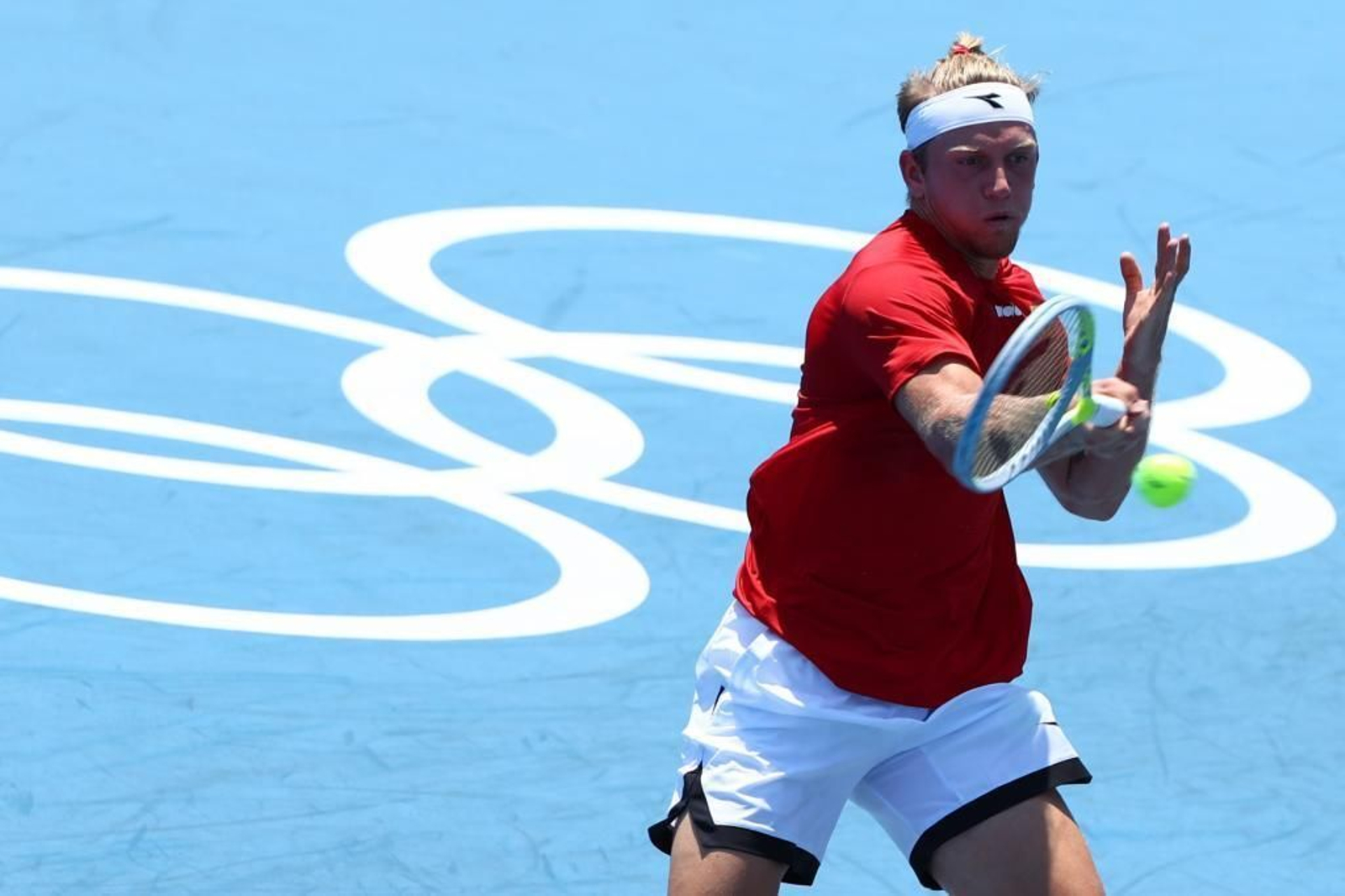 Davidovich golpea la bola.